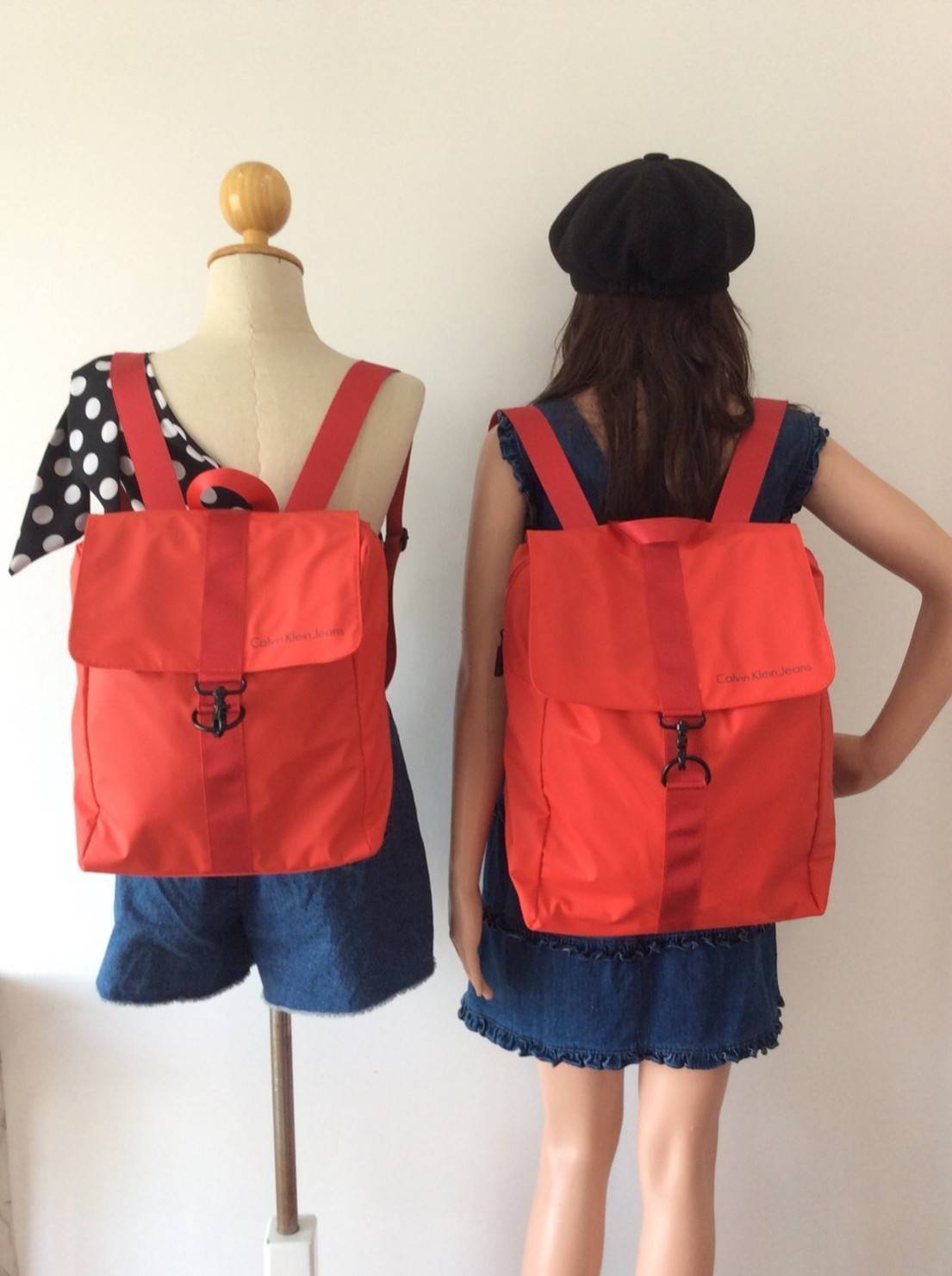 CALVIN KLEIN JEANS NYLON BACKPACK กระเป๋าสะพายเป้มี 2 size ให้เลือกตามการใช้งาน วัสดุ Nylon + Polyester 100% น้ำหนักเบา กันน้ำปานกลาง ด้านหน้าสกรีนโลโก้ Calvin Klein Jeans เปิดปิด 2 ชั้น ด้วยตัวล็อค เเละซิปเดียวด้าน ภายในกว้าง ใส่ A4, iPad หรือเสื้อผ้าได้