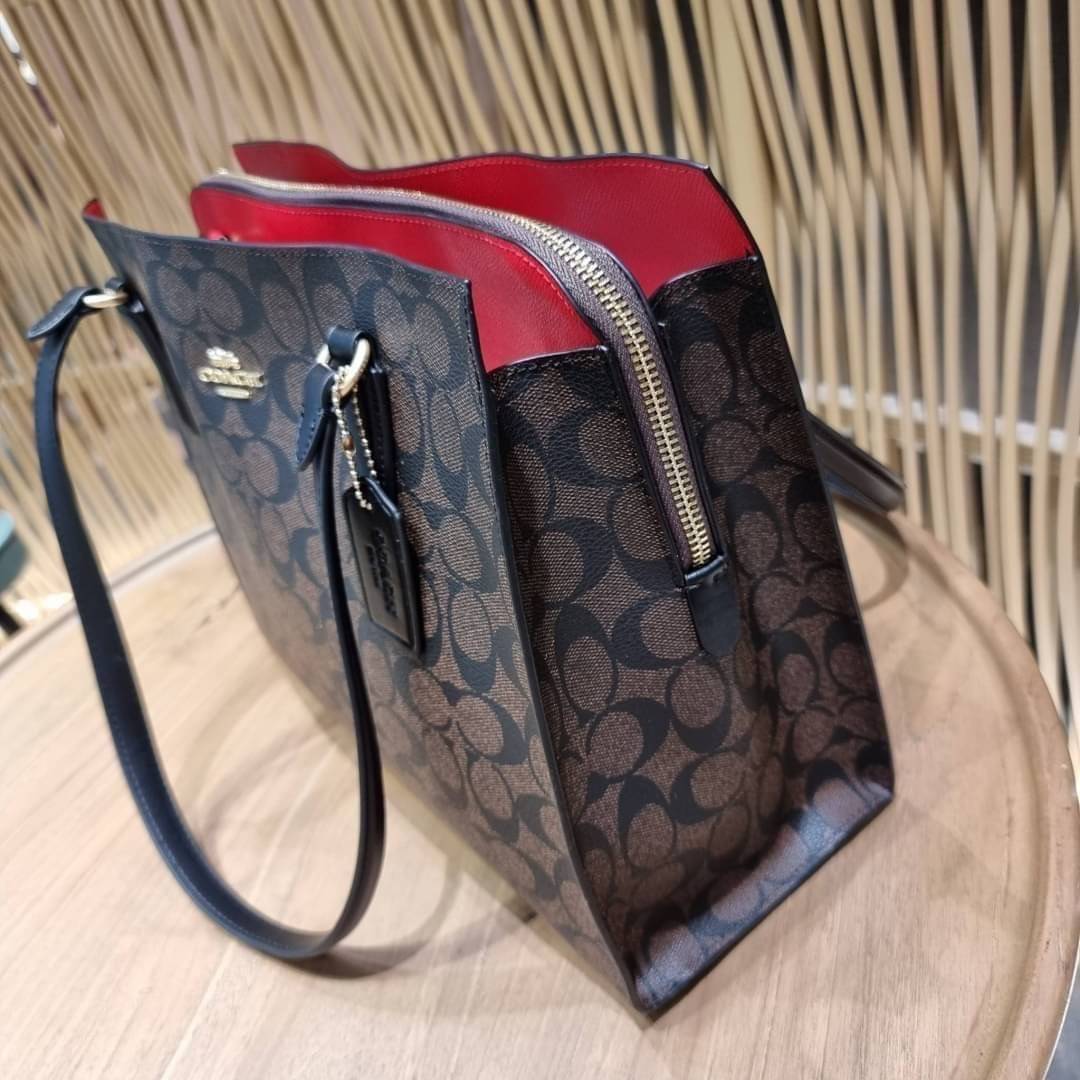 COACH C4075 TATUM CARRYALL IN SIGNATURE CANVAS คอลเลคชั่นใหม่ล่าสุด จัดมาให้ได้สวยก่อนใคร สวยหรูทุกสี!! ลุคผู้ดีต้องมาอีกหนึ่ง กระเป๋าสะพายทรงสวย ที่มาพร้อมสายสะพายไหล่ในตัว และสายครอสบอดี้สำหรับสะพายข้าง วัสดุหนัง crossgrain สวยคมมากๆ ตัวกระเป๋าถูกแบ่งเป