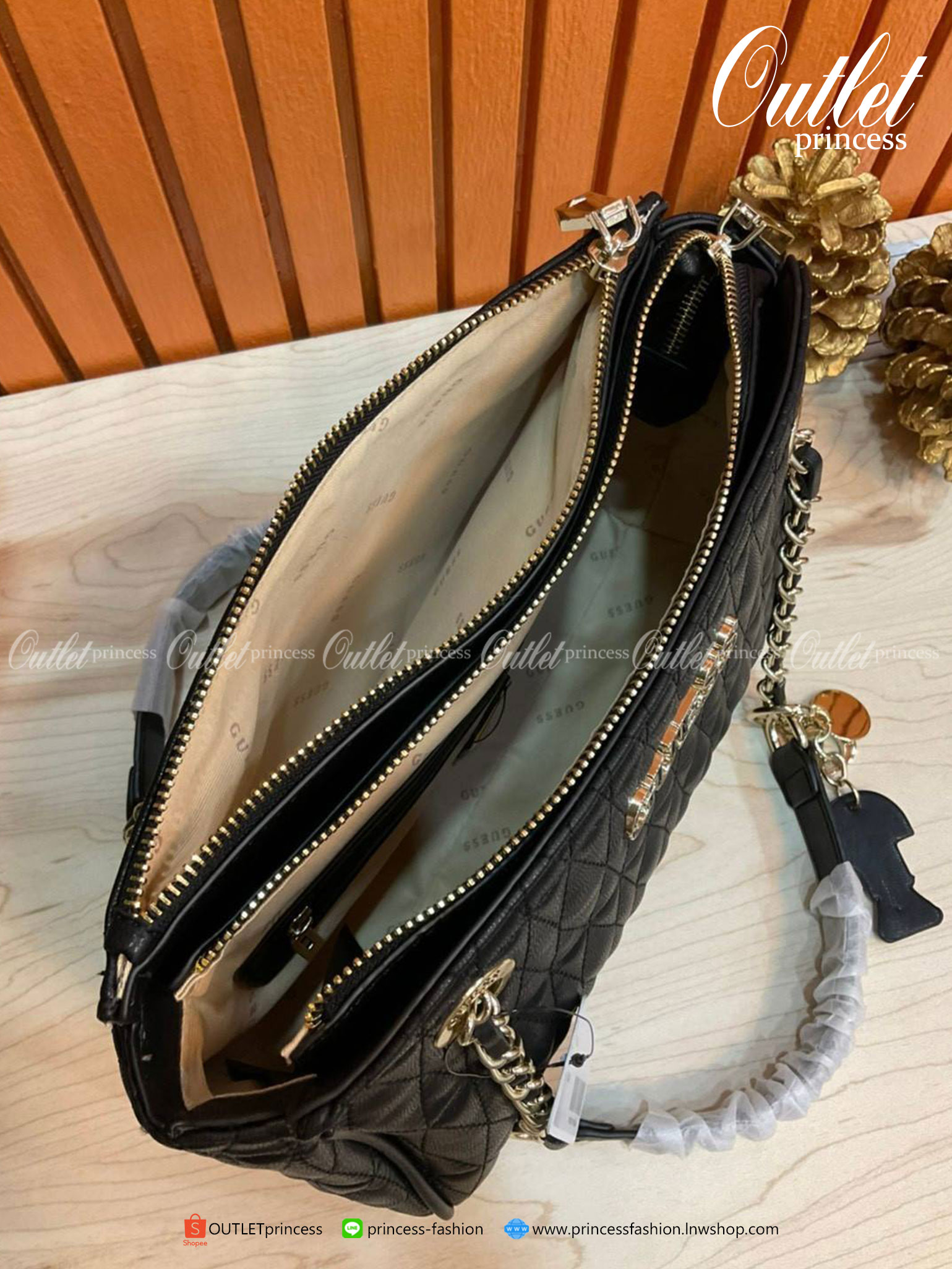 ของแท้ แท้ 100% GUESS CROSSBODY BAG กระเป๋าถือหรือสะพาย ขนาดกำลังดี วัสดุ pu. faux leather หนังนิ่ม นุ่มมาก สวยอยู่ทรง