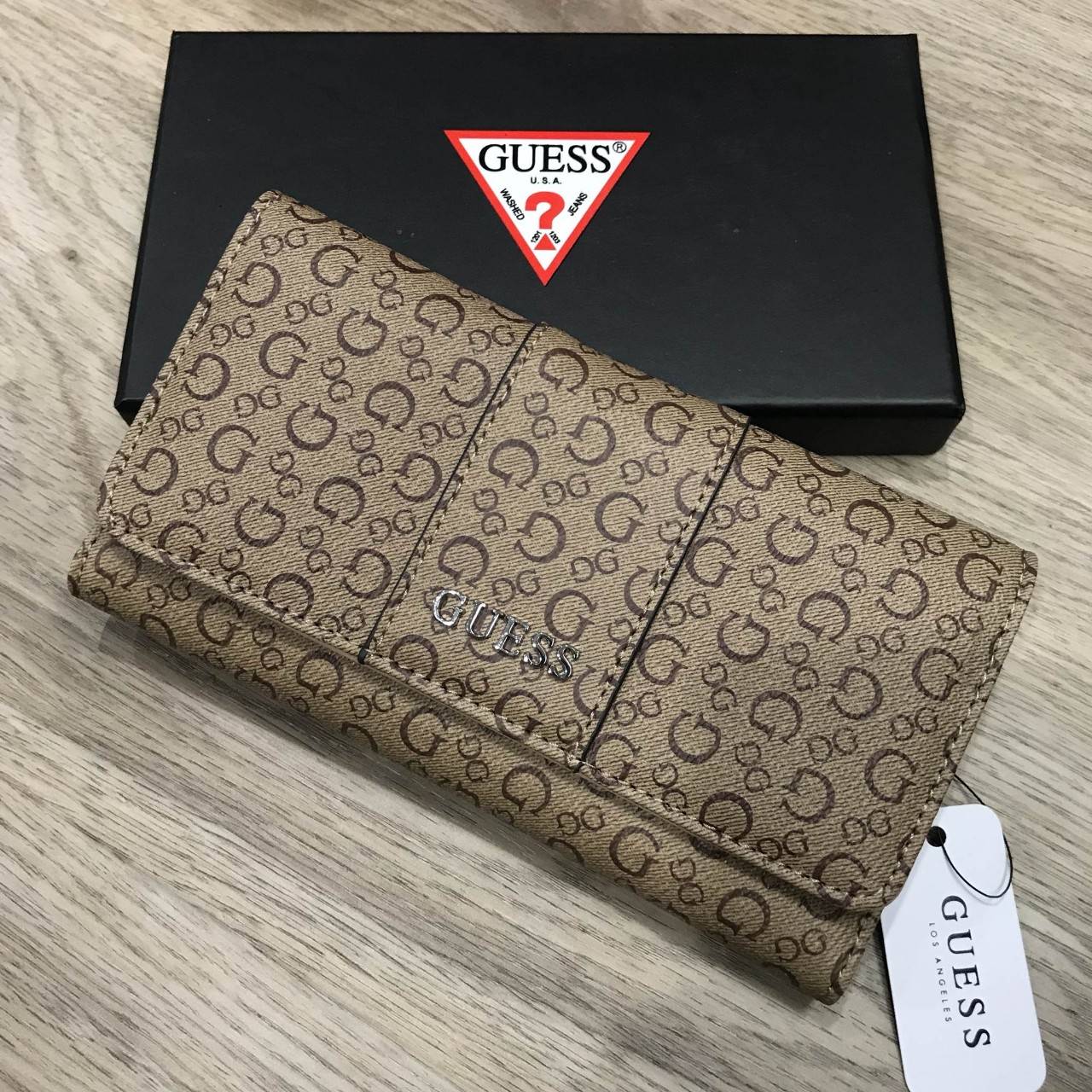GUESS FACTORY WOMEN'S LONG WALLET 2018 กระเป๋าสตางค์ใบยาวฝาปิดหนัง Saffiano ลาย Signature สวยอยู่ทรงด้านหน้าประดับโลโก้แบรนด์ดูดี ด้านหลังมีช่องซิป ภายในมีช่องแบ่งหลายช่องเป็นสัดส่วน มีช่องใส่ธนบัตร ช่องซิป ช่องใส่บัตร ใส่มือถือ iphone8+ ได้ ตัวจริงส