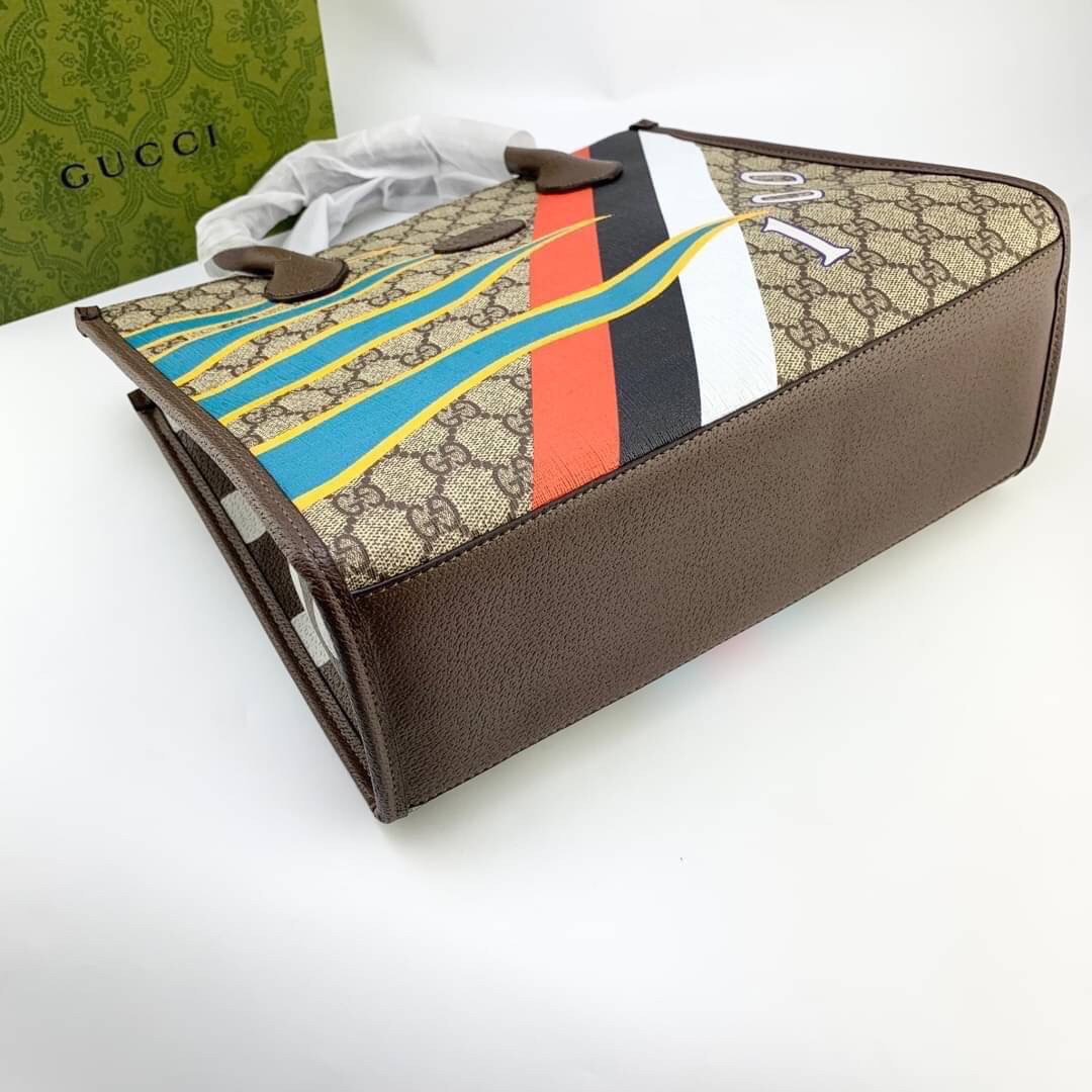 GUCCI Printed Monogrammed Coated-Canvas and Leather Tote Bag / GG Shopping Bag กระเป๋าไซส์ใหญ่ โดดเด่นด้วยลายปริ๊น สวยเอกลักษณ์ พร้อมส่งที่ไทย ภาพสินค้าถ่ายจากงานจริง ใช้งานต่างประเทศได้ วัสดุหนังแคนวาส ภายในโล่งกว้างมาก ใส่ของแบบแน่นๆ จุๆไปได้เลย หมดห่วง