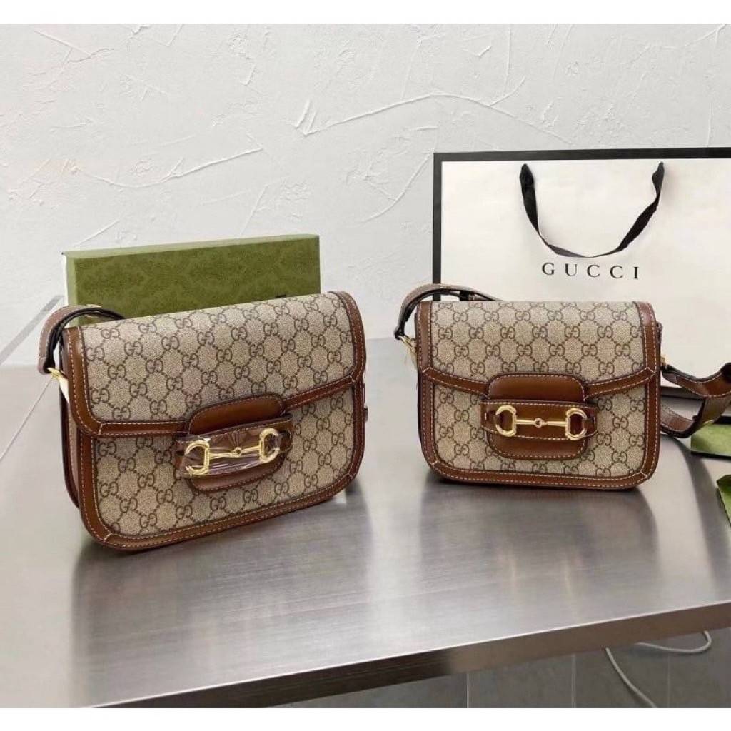 Gucci Horsebit Shoulder Bag กระเป๋าสะพายไหล่ วัสดุผ้าใบ GG Superme ตัดแต่งหนังแท้ สายสะพายไหล่ปรับระดับได้ ด้านในมี 1 ช่องซิป อะไหล่ทองหรูหรา ดาราเซเลปใช้เพียบ ไม่มีเอ๊า เรียบหรูดูแพงสุดๆค่า