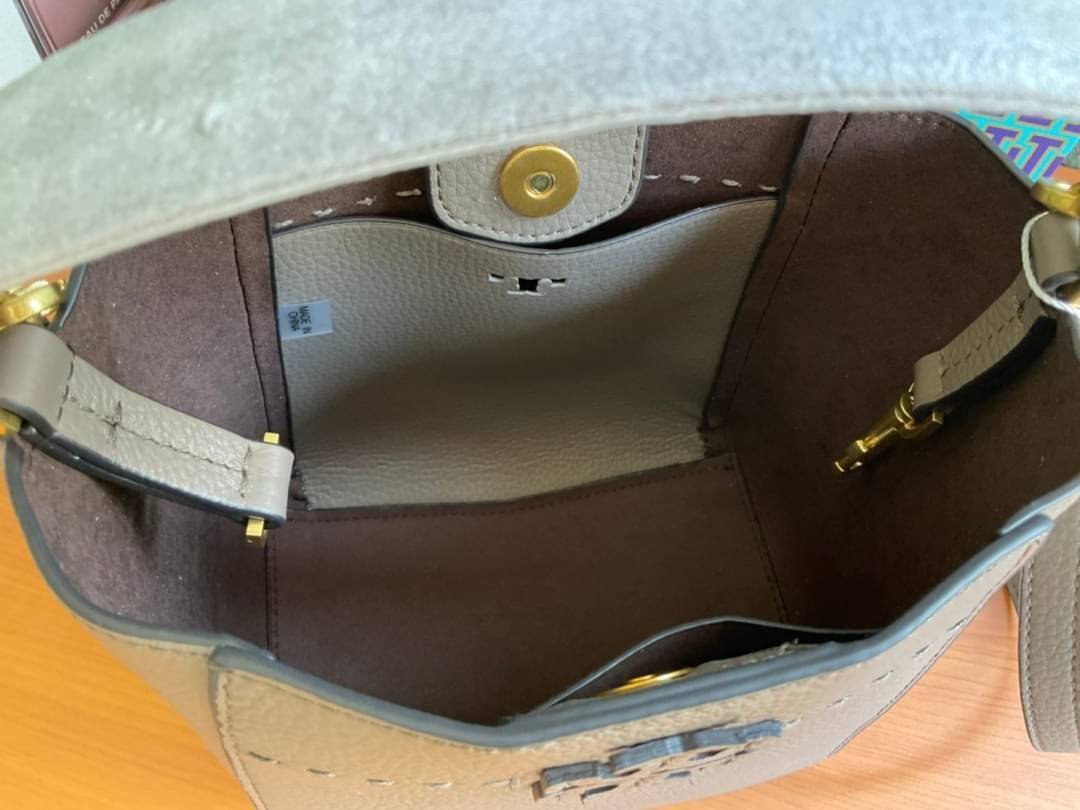 คอลเลคชั่นขายดี มากี่รอบๆ ก็หมดไวทุกรอบ!! TORY BURCH MCGRAW MINI BUCKET BAG กระเป๋าสะพาย และ ถือ คล้องแขน ทรงถัง สะพายได้ 2 ทรง ผลิตจากหนังแท้ หนังลูกวัว หนังนุ่ม หนังหอม น้ำหนักเบามากกก!! หนังลื่น นิ่มสวยมากๆ!! ด้านหน้าประดับโลโก้แบรนด์ ภายในโล่งกว้าง มี