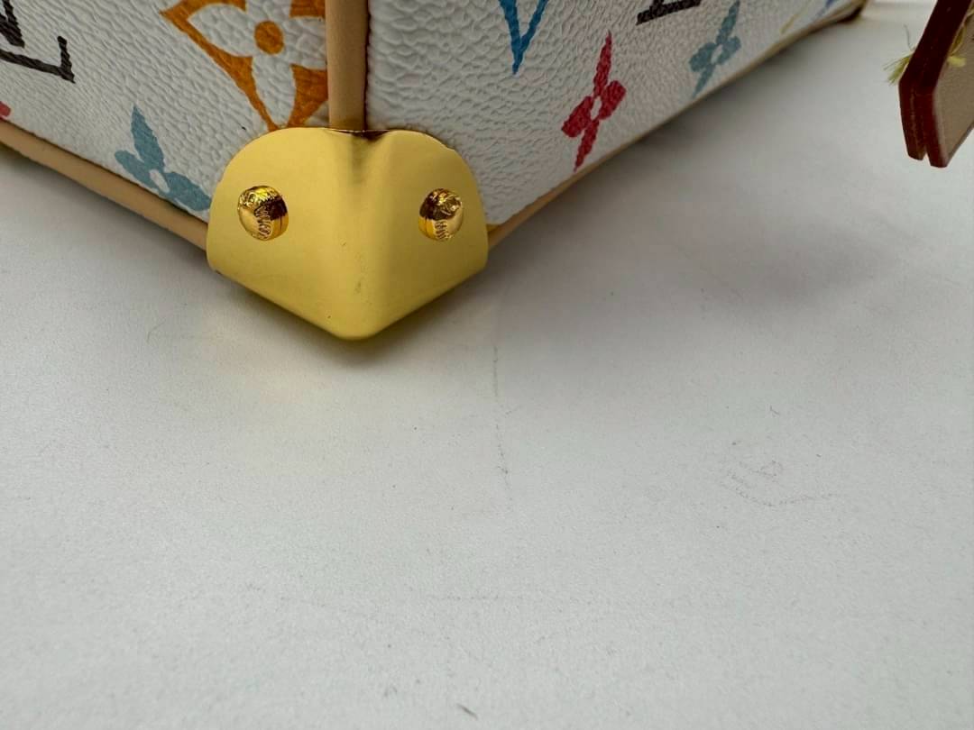 LV x TM Handbag East West Murakami กระเป๋าทรงโท้ทรุ่นท็อปฮิต กับดีไซน์ใหม่ต้อนรับฤดูร้อน โดดเด่นด้วยการตกแต่งลายพิมพ์ โทนสีสดใสสะดุดตา มาพร้อมพวงหนังห้อยรูปโบว์และแท็กปั้มแบรนด์ จับในตัวพร้อมสายสะพายข้าง รูปทรงสวยตลอดกาล