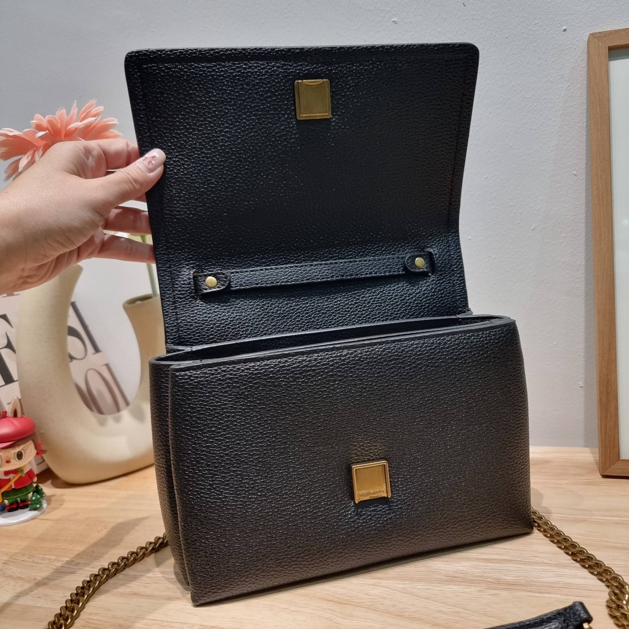 TORY BURCH LIMITED-EDITION SHOULDER BAG รุ่นลิมิเต็ด กับกระเป๋าสะพายไหล่ทรงผู้ดี ที่ผลิตมาในจำนวนจำกัด โดดเด่นด้วยอะไหล่ทองคลาสสิคหรูหรา