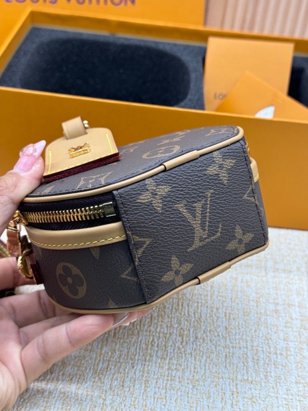 สลับแท้ Top ORI | LV Mini Boite Chapeau / lvpetite กระเป๋าคาดเอว พร้อมสายสะพายข้างได้ หนังแคนวาสแท้ เกรดดีสุด 🤍 เกรดเทพออริจินอล สลับแท้ 1:1 ภาพถ่ายจากงานขายจริง ใช้งานต่างประเทศได้