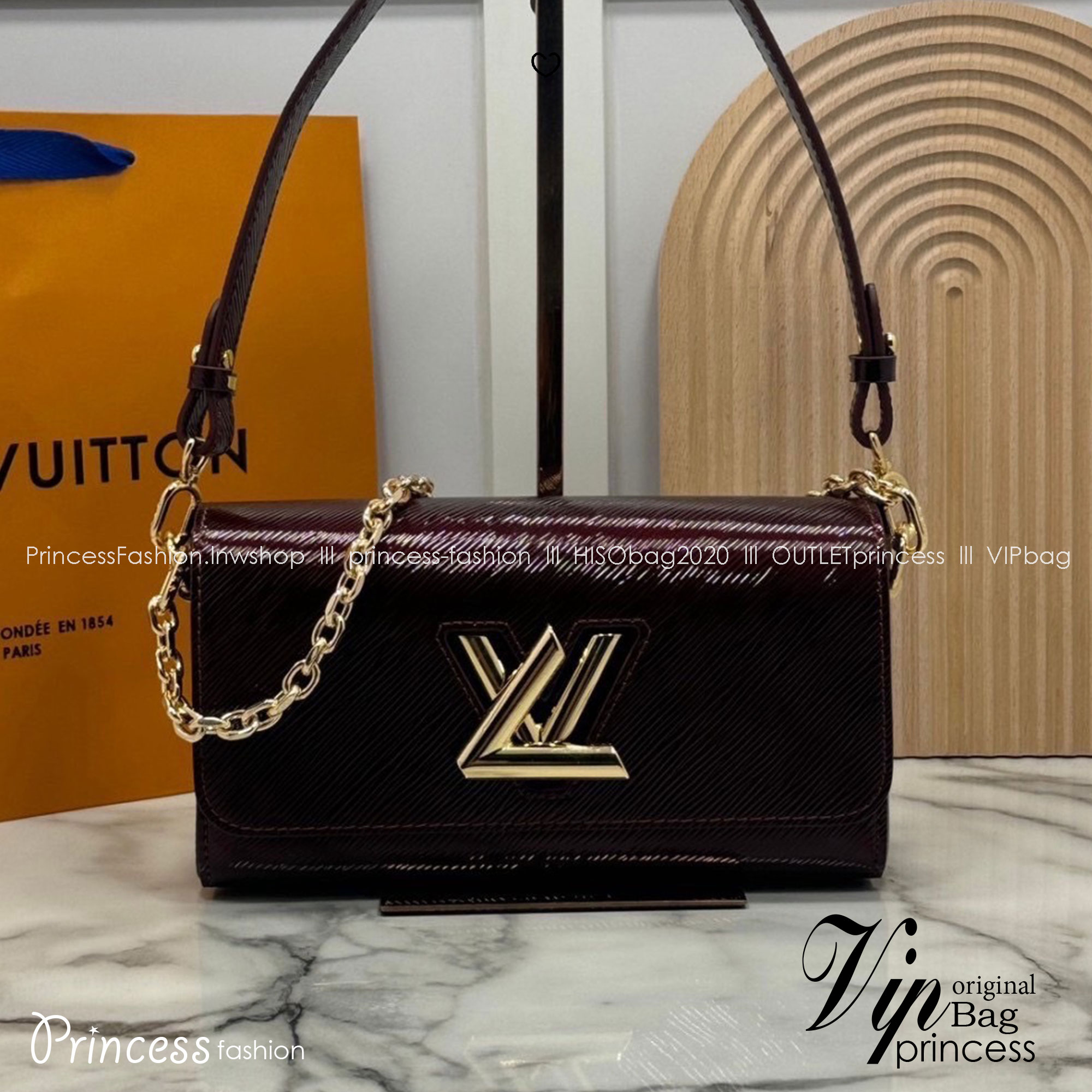 ORI หนังแท้ | LV Twist West Bag กระเป๋าสะพายหนัง Epi ลายเกรน สุดคลาสสิกมาดีไซน์ใหม่ในรูปทรงยาวเผยลุคมีระดับเหนือกาลเวลา ความหรูหราเข้ากับสตรีตสไตล์