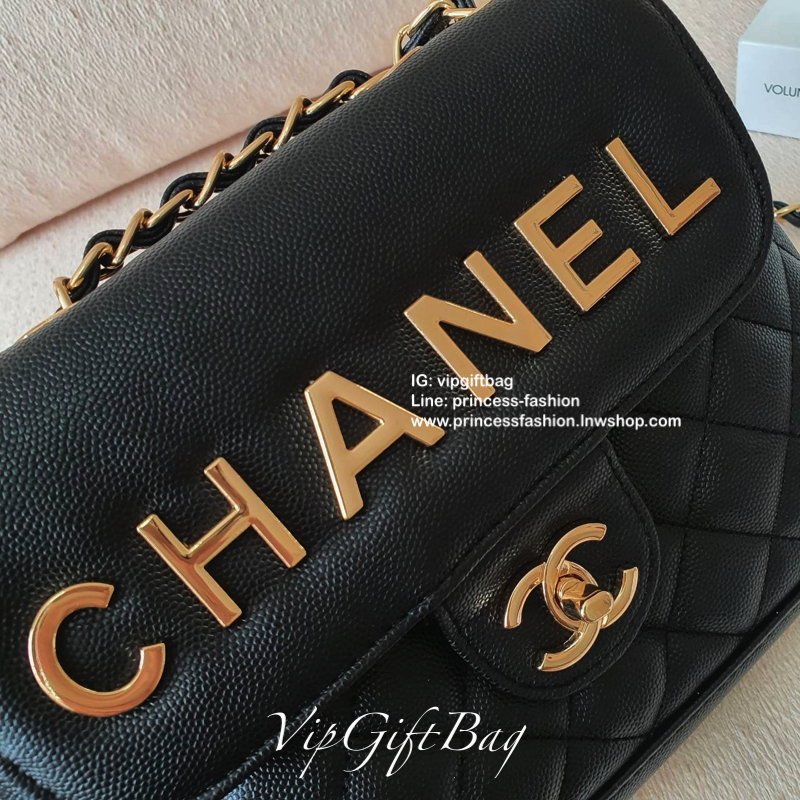 CHANEL VIP GIFT SHOULDER BAG รุ่น LIMITED จากงาน VIP GIFT(GWP) ของแท้100% วัสดุหนังคาเวียร์เต็มใบ ด้านหน้าประดับโลโก้ทองสุดหรู เปิดปิดด้วยหมุดหมุน CC ด้านในมีซิปอีกชั้น อะไหล่ทองทั้งใบ ในใส่ของได้เยอะ มาพร้อมสายสะพายสายโซ่สลับหนังมีที่รองบ่าถนอมไหล่(ถอดไม