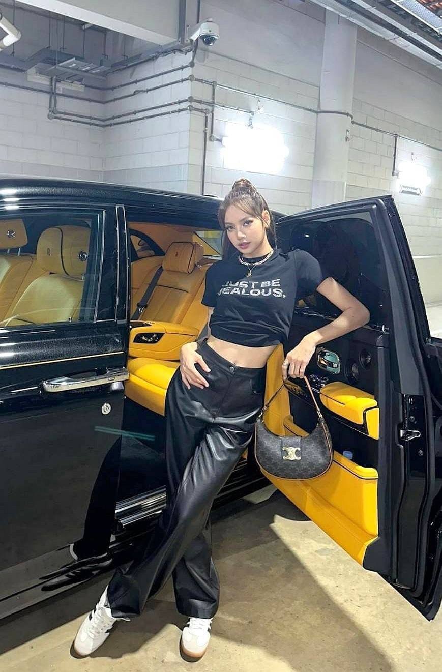 CELINE AVA TRIOMPHE SOFT BAG IN TRIOMPHE CANVAS AND CALFSKIN / CELINE SHOULDER BAG วัสดุ TRIOMPHE CANVAS รุ่นใหม่ล่าสุดดีไซน์สวยหรู หนังสวยอยู่ทรง ภายในโล่งกว้าง