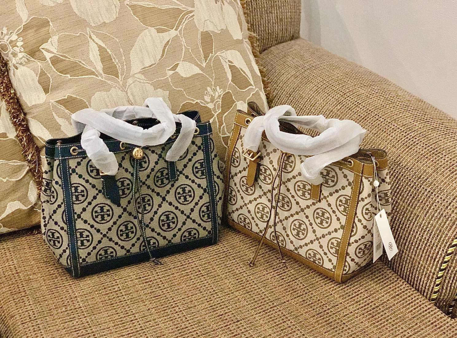 OUTLET 】Tory Burch T Monogram Jacquard Tote Bag ใบใหญ่ใส่จุมากค่ะสาวๆ! พร้อมส่ง! กระเป๋าที่สามารถใช้ได้กับทุกๆวัน วัสดุJacquard+หนัง ได้ลงตัว สวยงามค่ะ ปากกระเป๋าแบบหูรูด ที่จับอะไหล่แบรนด์สวย ภายในกระเป๋ากว้างมากๆ สาวๆที่สัมภาระเยอะนี่หายห่วงไปเลยค่ะ มีช