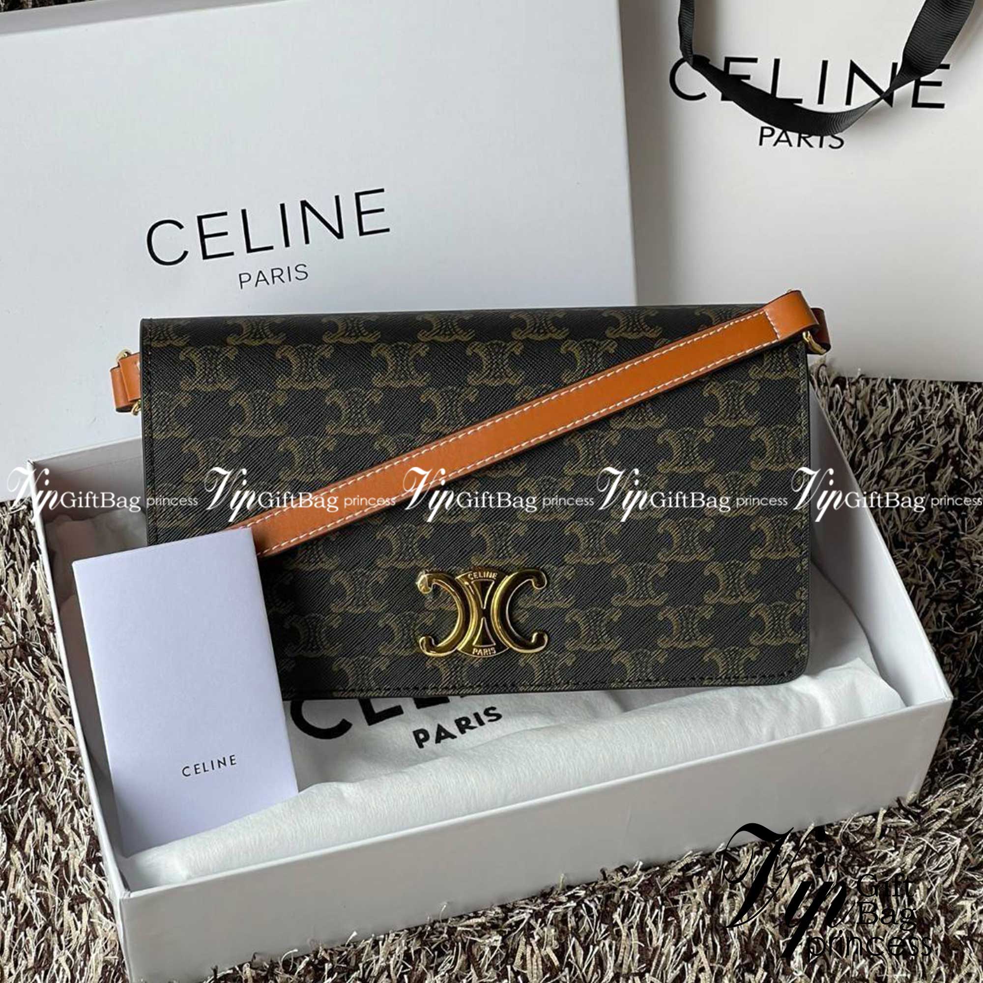 CELINE TRAPEZE TRIOMPHE BAG ดีไซน์เรียบหรู Timeless โดดเด่นมีเอกลักษณ์ ใช้ได้หลายโอกาส แมทช์กับการแต่งตัวง่าย จึงครองใจสาว ๆ ได้ไม่ยาก โดยเป็นกระเป๋าสะพายไหล่ที่อัดแน่นด้วยกลิ่นอายความคลาสสิกและหรูหราตามแบบฉบับของ Celine ด้านหน้าตกแต่งด้วยโลโก้สีทองโดดเด่