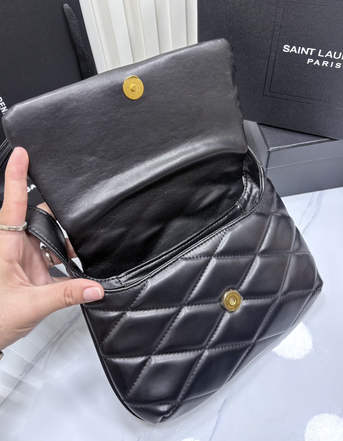 ORI หนังแท้ | YSL Le 57 Hobo Shoulder Bag / YSL Hobo Bag กระเป๋าสะพายทรงโฮโบ หนังสัมผัสนิ่มมือ ดีไซน์เรียบหรู ภายในโล่งกว้าง สามารถจุของสำคัญได้อย่างครบถ้วน ใบจริงหรูหรา ดูแพง มีไว้ติดบ้านสักใบ ยังไงก็คุ้มค่าจ้า