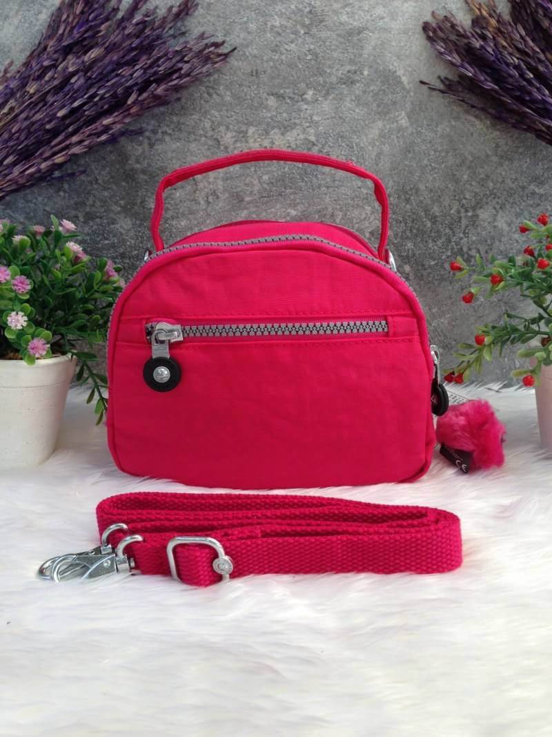 Kipling Mini Shoulder Bag K13869 Outlet Hongkong กระเป๋าสะพายไหล่ใบเล็กน่ารัก วัสดุผ้าไนล่อนกันน้ำอย่างดีตามแบบฉบับแบรนด์ แบ่งเป็นช่องซิป 3 ช่อง มีหูจับ ด้านในบุผ้าแบรนด์ มาพร้อมพวงกุญแจน้องลิง ใบนี้จุของได้เยอะน้ำหนักเบาค่ะ เหมาะมากกับการสะพายไปเที่ยวชิว