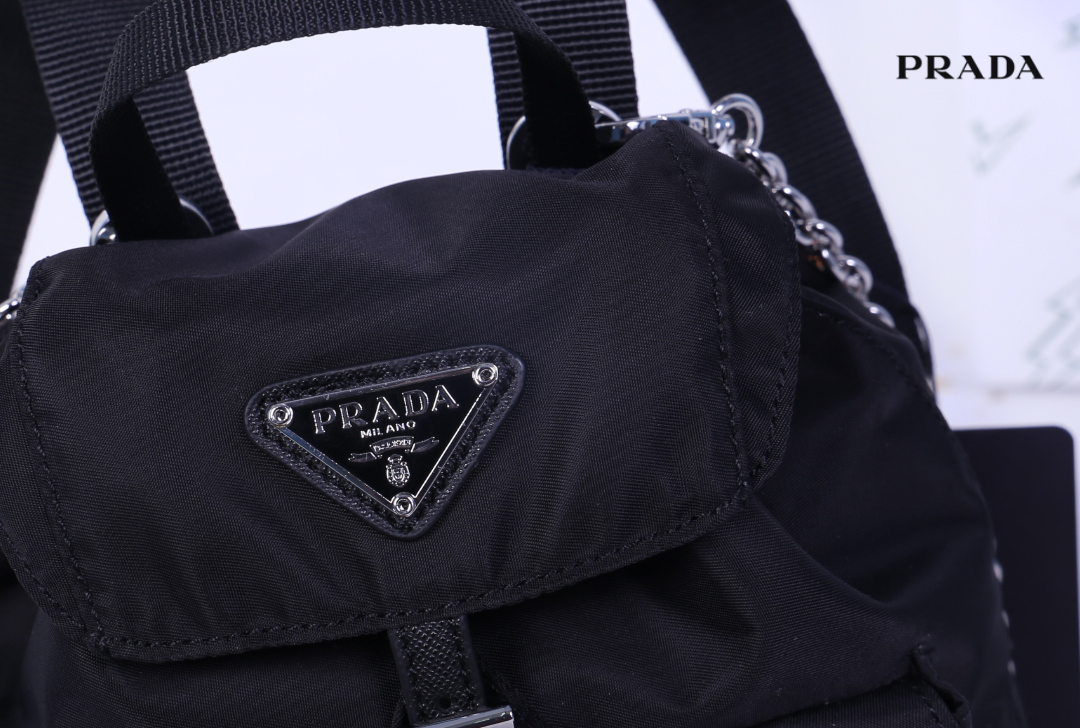 Prada Black Nylon Mini Double Buckle Backpack Crossbody Bag รุ่นนี้เป็นทรงเป้มินิน่ารักๆๆ ด้านในโล่งกว้าง ซับด้านในพิมพ์ลายแบรนด์ ใส่ของจุกจิง โทรศัพท์ กระเป๋าตังใบสั้น เครื่องสำอาง ได้แบบสบาย อะไหล่เงินทั้งใบ บอกเลยว่ารุ่นนี้สวย น่ารัก จะถือหรือสะพายก็ดู