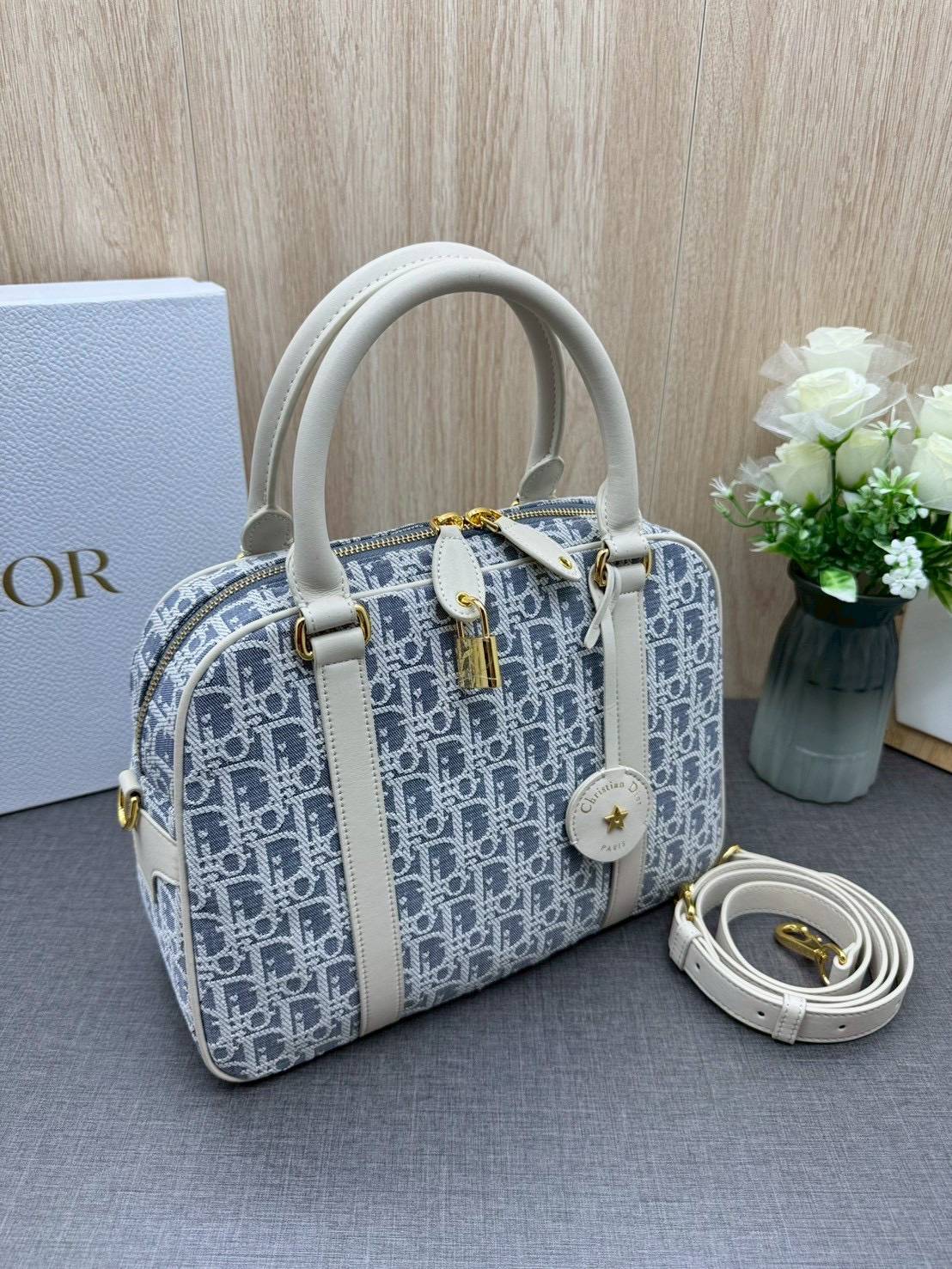 ORI หนังแท้ | DIOR Large D-Vibe Bowling Bag กระเป๋าทรงหมอนดีไซน์โบว์ลิ่งใบใหญ่ ทันสมัยใช้งานง่ายจุของได้เยอะ สวยสง่างามเป็นเอกลักษณ์