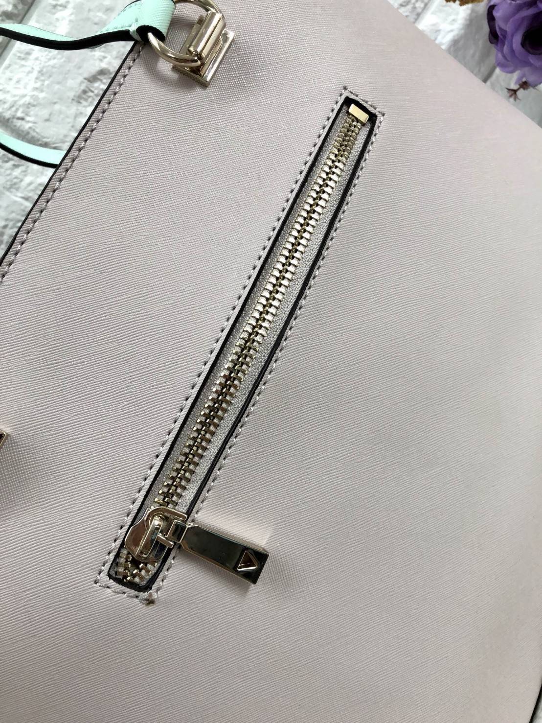 New GUESS WOMEN’S TOTE BAG 2018 พร้อมส่งรุ่นหายาก กระเป๋าถือทรง tote ลายหนัง safiano ด้านหน้าห้อยกระเป๋าใบเล็กดูหรูมากค่ะ สามารถถอดแยกมาใช้ได้ เปิดปิดกระเป๋าแบบกระดุมแม่เหล็ก ภายในโล่งกว้าง ใส่ของจุ มีช่องซิปและช่องเล็กใส่ของจุกจิกด้านหลังมีช่องซิปยาวหนึ่