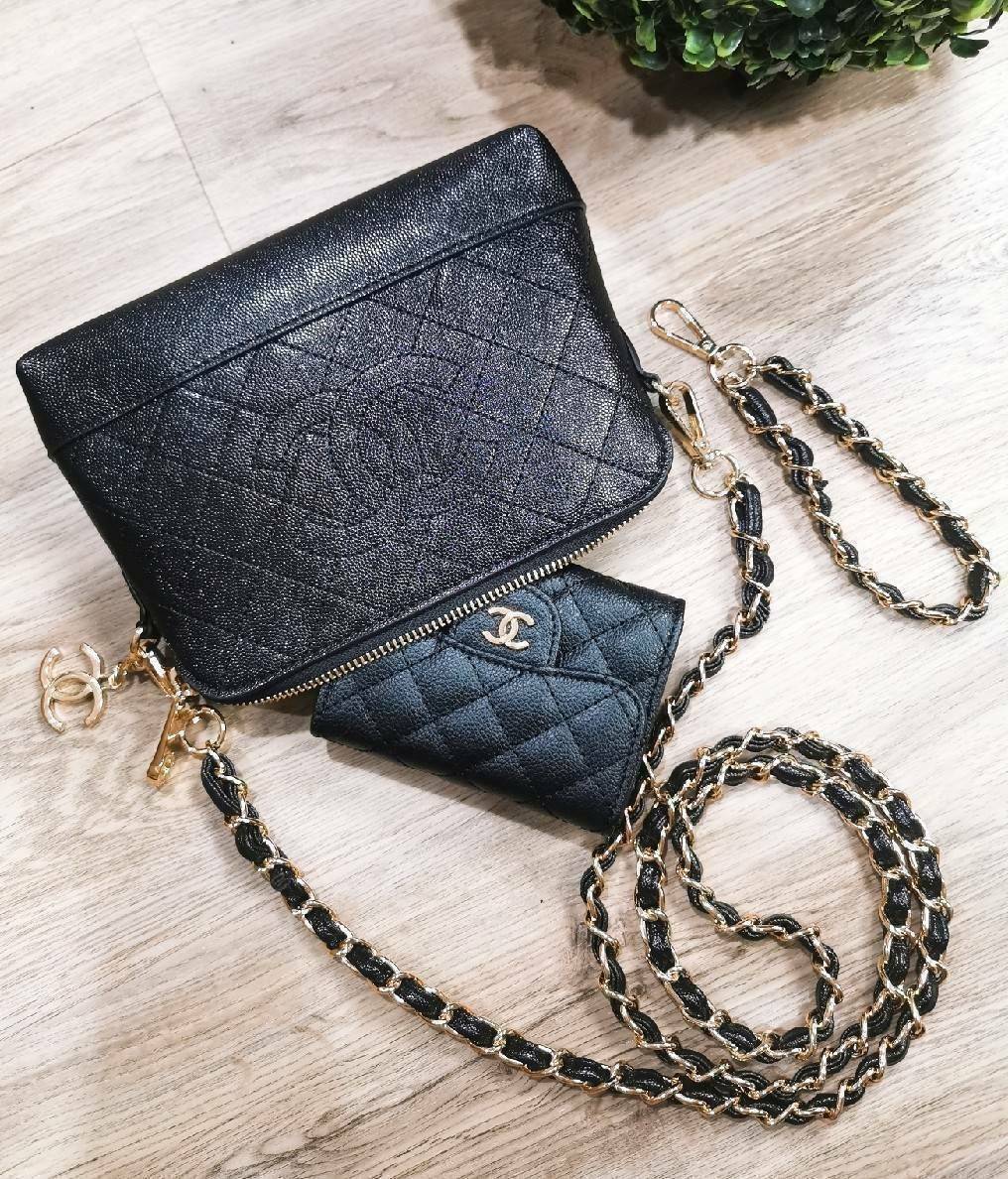 CHANEL Caviar Wristlet Crossbody Bag / Chanel Shoulder Bag With Chain กระเป๋าหนังลายเวียร์ปั๊มโลโก้แบรนด์ด้านหน้าสวยหรูดูแพง มาพร้อมจี้โลโก้แบรนด์ห้อยสีทองเก๋ๆน่ารัก