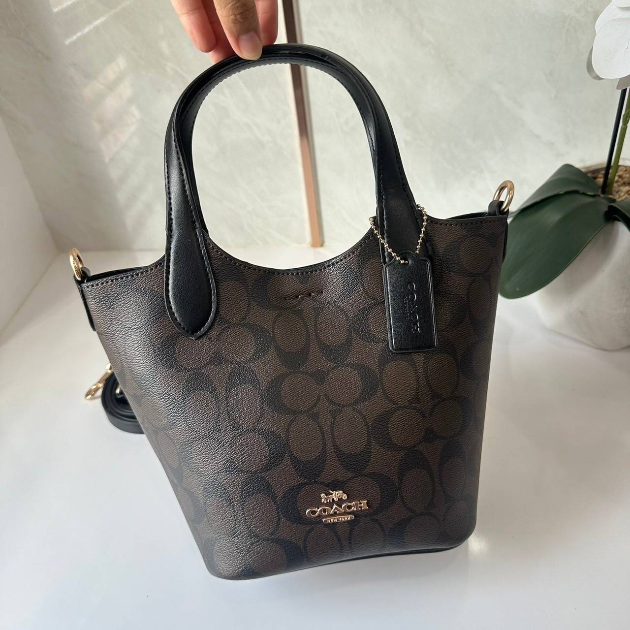 พร้อมส่ง 5 สี COACH HANNA BUCKET BAG กระเป๋าถือ/สะพายข้างทรงบักเก็ตรุ่นใหม่ดีไซน์เก๋น่ารัก เกรดท็อปออริ เกรดดีสุด สลับแท้ 1:1