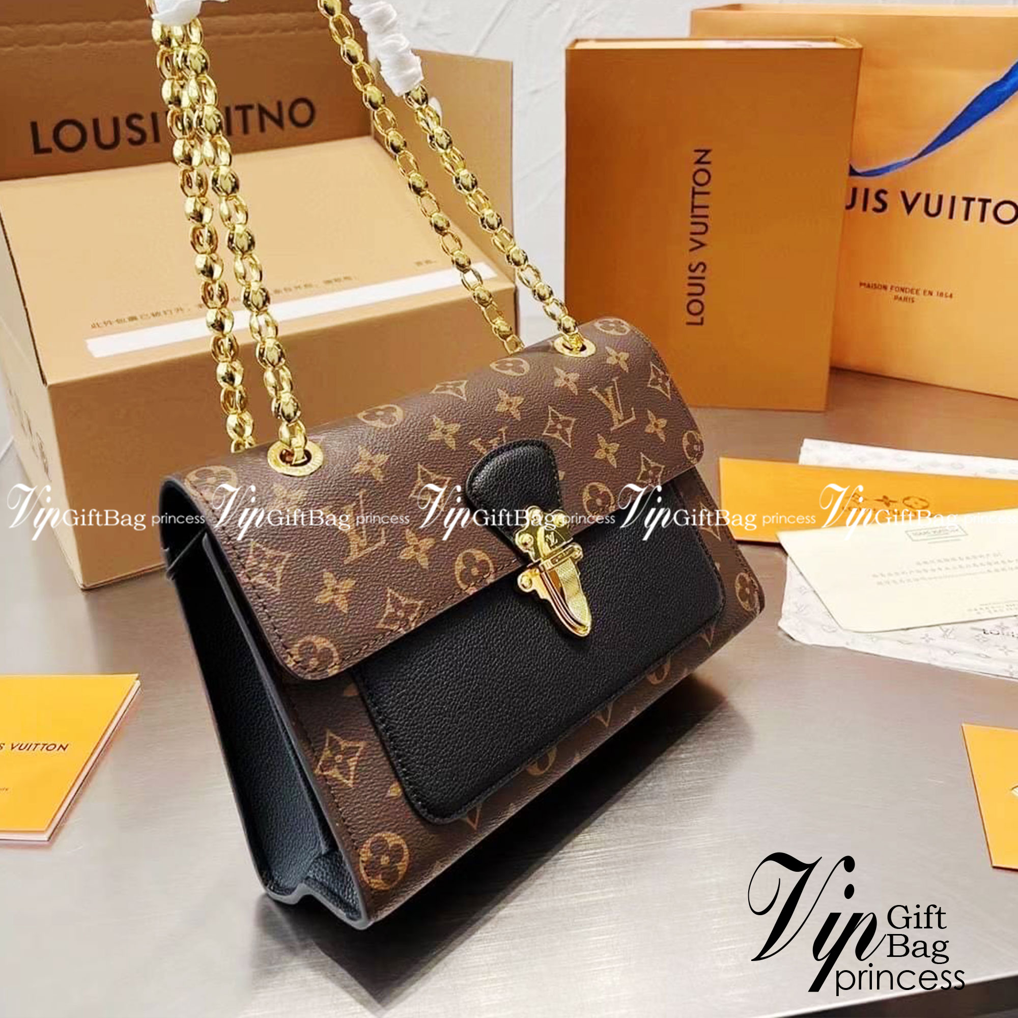 LV VICTOIRE Monogram กระเป๋าสะพายไอเท็มนำแฟชั่นที่น่าดึงดูดใจ ทรงกะทัดรัดและใช้งานได้สะดวก หนังแคนวาสอย่างดี ลาย Monogram เปิด-ปิดแบบกดล็อคอะไหล่สีทองสวยงาม ภายในมี3ช่องกว้างสามารถใช้งานได้หลากหลายและจุของได้มากมายเกินคาดนะคะ