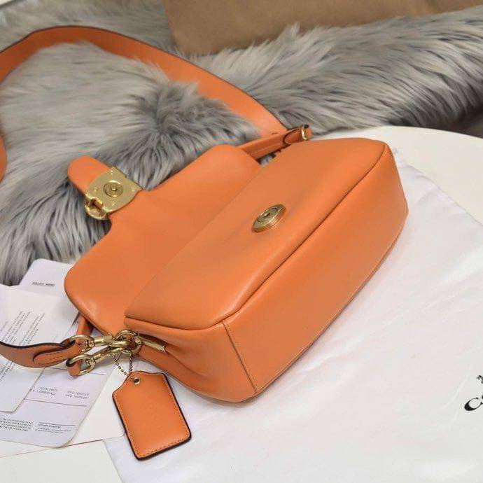 COACH PILLOW TABBY SHOULDER BAG 26 ไซส์ใหญ่ จุของได้ล้นๆ มาใหม่ขายดีที่สุด หนัง nappa หนานิ่ม นุ่มมากๆ พร้อมโลโก้รุ่นใหม่ด้วยเช่นกัน เพิ่มความหรู ดูดีเข้าไปอีกค่ะ