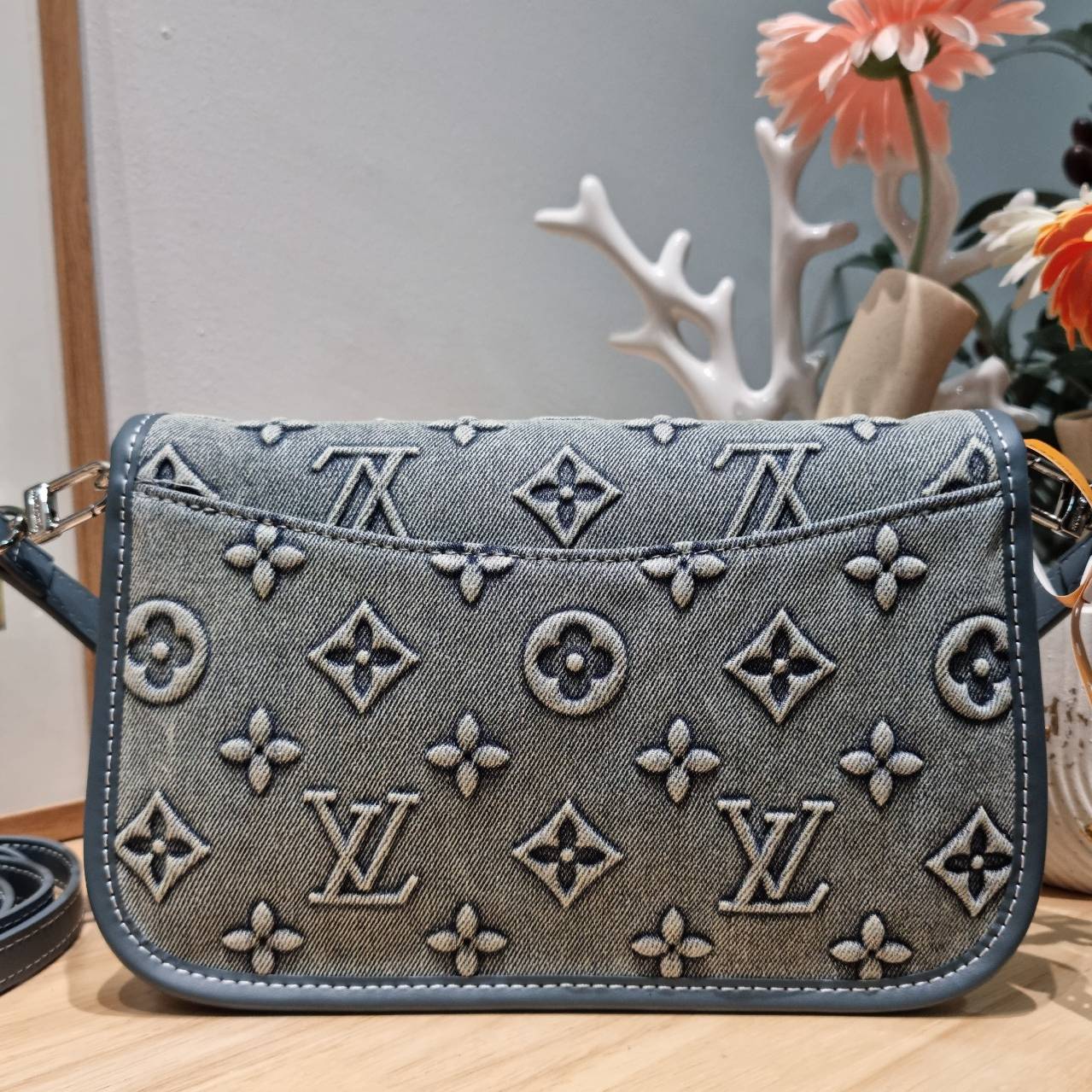 LV diane monogram washed denim bag ใหม่ล่าสุด กับกระเป๋าทรงสุดฮิต คลาสสิคและเป็นอีกหนึ่ง signature ที่มาในรูปแบบ washed denim สวยดูแพงสุดๆ