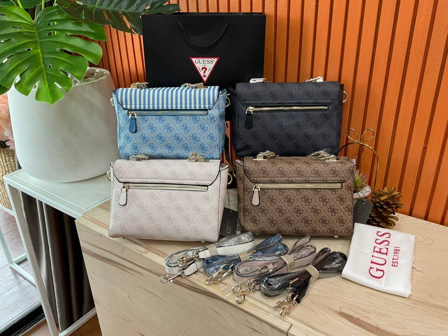 ราคาปังปิ๊นาศ (!!) มากแม่ 💕 GUESS Candace Top Handle Flap Bag กระเป๋าสะพาย Crossbody / คล้องแขน ถือออกงานได้ ทรงน่ารัก จากแบรนด์ GUESS สวยอยู่ทรง ขนาดกำลังดี น้ำหนักเบา ด้านหน้ามีโลโก้แบรนด์อะไหล่ทอง มีอะไหล่โซ่ห้อยด้านหน้าสามารถคล้องแขนและถือได้ 