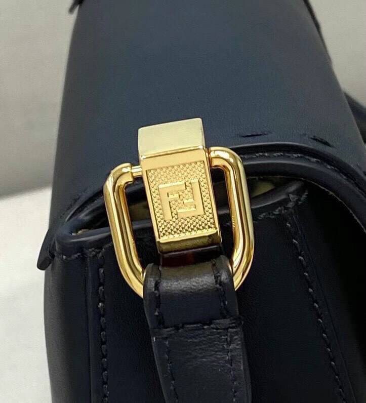 พรีเมี่ยมกิ๊ฟแท้ 100% 】FENDI Moonlight Leather Saddle Bag : BLACK