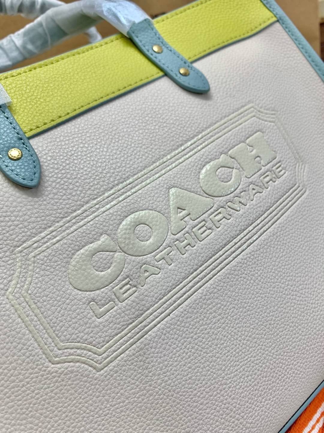 COACH FIELD TOTE 30 IN COLORBLOCK WITH COACH BADGE ((C0777)) พร้อมส่งอีกครั้ง! ไม่มีสักใบยังไงไหว สีคือผู้ดี แจ่มใส ละมุนตา ไม่ฉูดฉาด แถมคุณภาพเต็ม100 เหมือนเดิมเลยค่ะ! กระเป๋าทรงTote ใบใหญ่ หนังแท้อย่างดี ลายหนังสวยมากๆ หลงรักแน่นอน คอนเฟิร์มค่าา! สีที่ใ