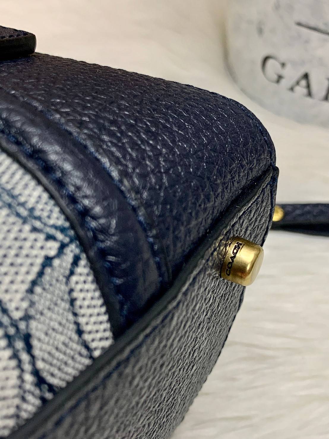 COACH LARK BAG 19 IN SIGNATURE JACQUARD พร้อมส่งที่ไทย สวยก่อนใครแน่นอนค่ะ กระเป๋าสะพายข้าง//ครอสบอดี้ร์ วัสดุหนังแท้+Jacqurd ได้ลงตัวสวยงามมากๆค่ะ มีช่องใส่ของจุกจิกทั้งด้านหน้าและหลัง ;เปิดปิดกระเป๋าแบบซิปคู่ ภายในสามารถใส่กระเป๋าเงินใบกลางได้;มือถือได้