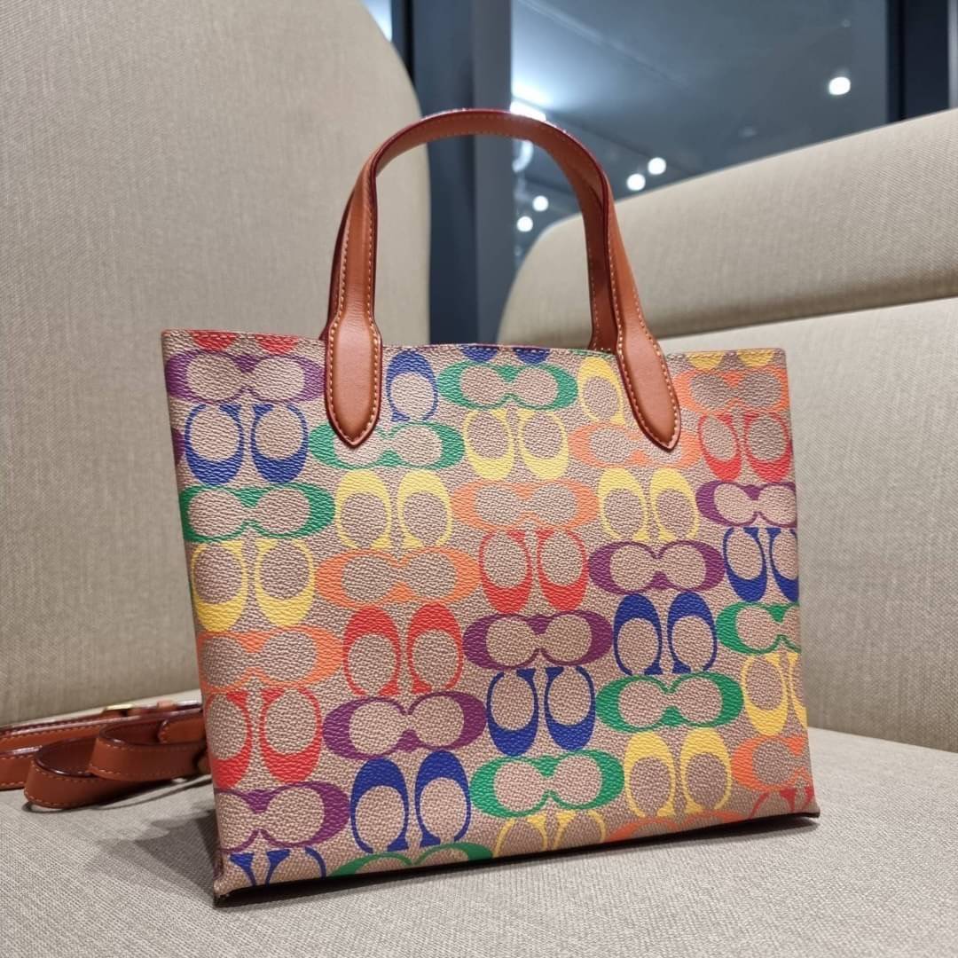 COACH CA102 WILLOW TOTE 24 IN RAINBOW SIGNATURE CANVAS ไปให้สุดกับความเลิศของลวดลายสายรุ้ง ที่แต่งแต้มลงบนกระเป๋าทรงโท้ท ไซส์กำลังสวย พกพาได้สะดวก มีตัวบิดล็อคที่ปากกระเป๋าด้านหนึ่ง และกระดุมแม่เหล็กอีกด้านหนึ่ง ภายในโล่งกว้าง เก็บของได้เป็นสัดส่วนไปเลย ม