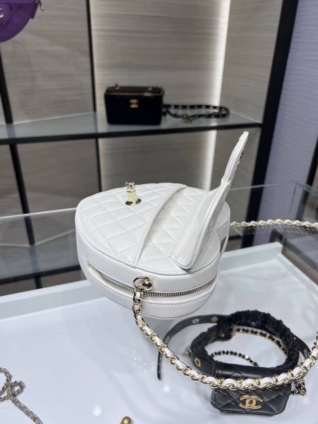 CHANEL Heart Bag 2022 SpringSummer Crossbody สวยมาก มงลงมาก!! กระเป๋าสะพายสุดคิ้วท์ ที่ดีไซน์รูปทรงหัวใจไม่ซ้ำใคร น่ารักทุกสี น่าใช้ไปเลยแม่!!