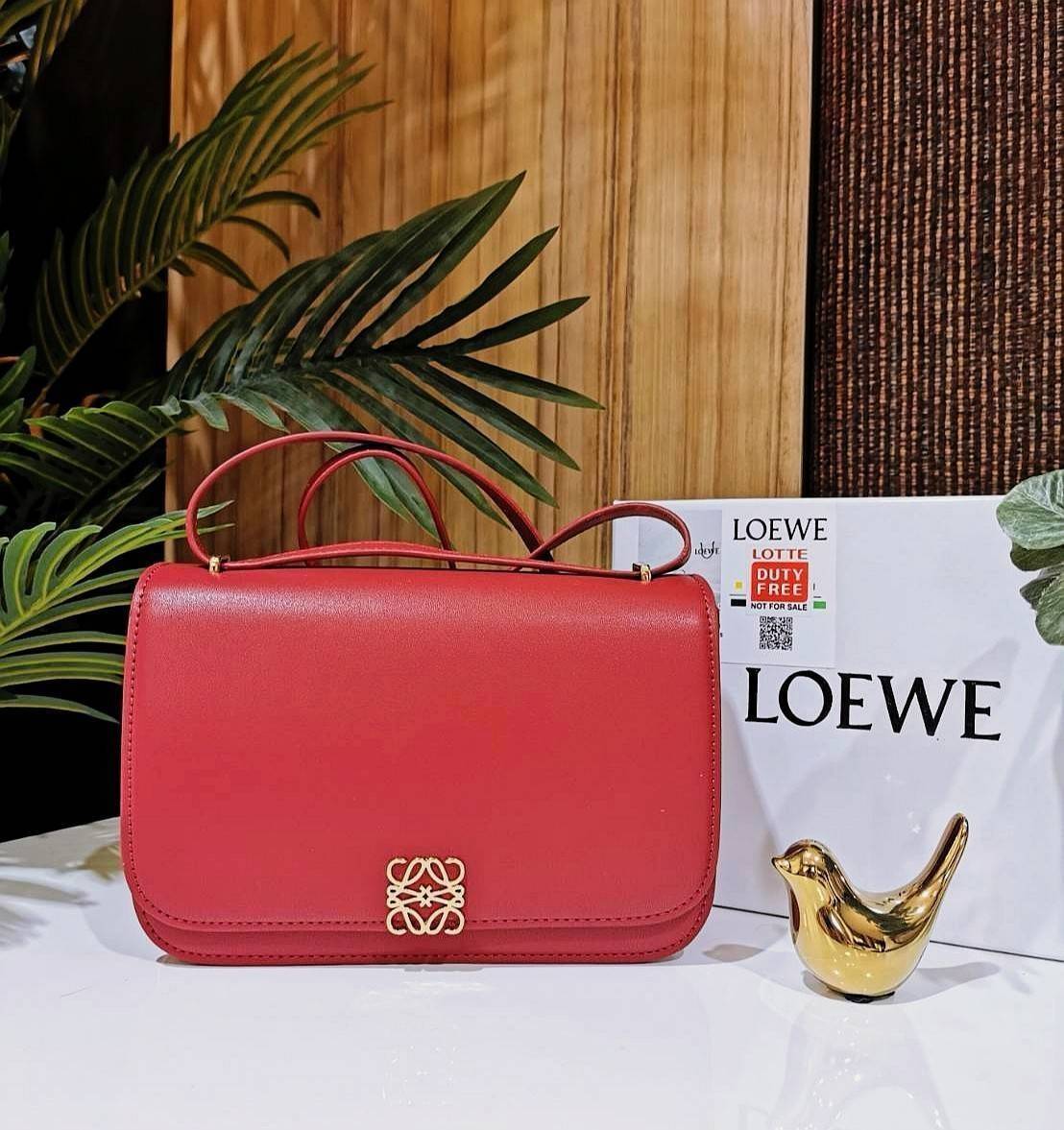 LOEWE CROSSBODYBAG VIP GIFT WITH PURCHASE (GWP) กระเป๋าสะพายพรีเมี่ยมกิ๊ฟ Limited Edition จากน้ำหอม LOEWE DUTY FREE วัสดุหนังแท้ Calf Leather หนังเรียบสวยอยู่ทรงดีไซน์สุดคลาสสิค เปิดปิดด้วยฝาปิดโลโก้แบรนด์อะไหล่ทองหรู ภายในมีช่องแบ่งหลายช่องแยกเป็นสัดส่วน
