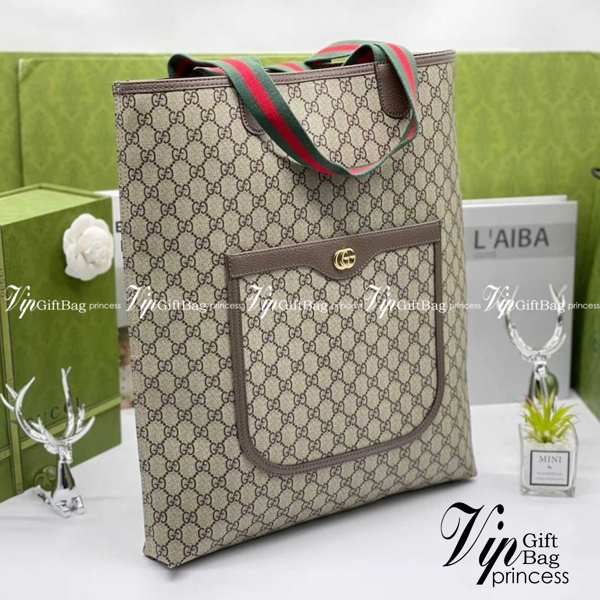 GUCCI tote bag vintage monogram 16" เกรดออริจินอล กระเป๋าโท้ทวินเทจใบใหญ่ ตัดเย็บอย่างพิถีพิถัน ภายในช่องโล่งกว้างจุได้เยอะ รูปทรงออกแบบ หยิบจับสะดวก สามารถใส่กระเป๋าสตางค์ พวงกุญแจโทรศัพท์มือถือ iPad และเอกสารได้ จะถือหรือสะพายชิวๆในวันหยุดสบายๆ ก็ส