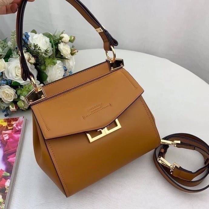 หนังแท้ Givenchy Mini Mystic Calfskin Leather Satchel / Givenchy Top Handle Bag กระเป๋ารุ่นใบใหม่จากแบรนด์หรู การออกแบบเชิงมุมโดดเด่นด้วยแผ่นปิดสามเหลี่ยมที่มีรายละเอียดพร้อมการปิดด้วยแม่เหล็ก double-G พกติดตัวไว้ที่หูหิ้วด้านบนหรือสวมสายสะพายทรงเรียวเพื่