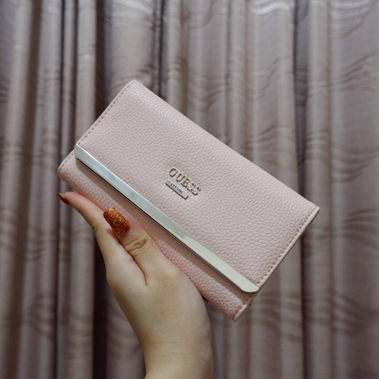 GUESS FACTORY WOMEN'S WALLET กระเป๋าสตางค์ใบยาว3พับดีไซน์สวยรุ่นใหม่ล่าสุดวัสดุหนังนิ่มขึ้นลายริ้วด้านหน้าประดับโลโก้แบรนด์สวย เปิดปิดด้วยฝาปิด ภายในมีทั้งช่องใส่รูป ช่องใส่ธนบัตร แบงก์พัน และช่องใส่บัตรหลายช่องแยกเป็นสัดส่วน ภาพถ่ายจากสินค้าจริงสวยน