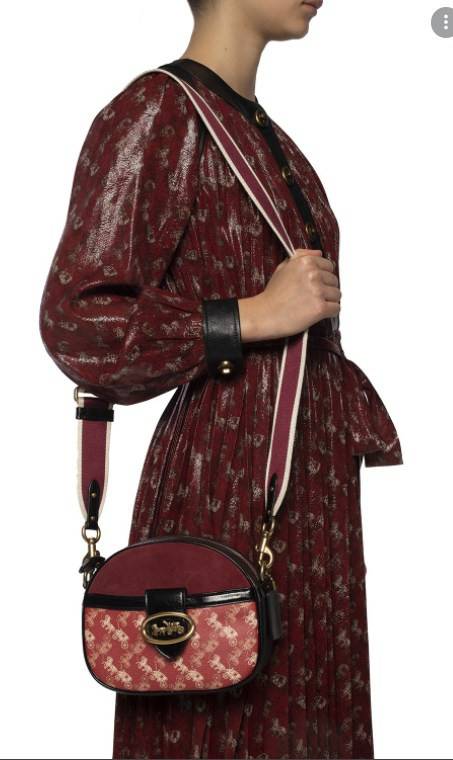 COACH KAT CROSSBODY WITH HORSE AND CARRIAGE PRINT ((88480//88544)) พร้อมส่งค่ะ! กระเป๋าสะพายแบบครอสบอดี้ร์ หนังแท้อย่างดี ตัวกระเป๋าเก๋ด้วยการพิมพ์ลายรถม้าค่ะ ด้านหน้ามีช่องกระดุมแม่เหล็กสำหรับใส่ของจุกจิกได้ พร้อมโลโก้แบรนด์สุดหรู