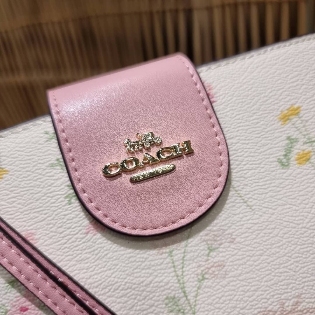 COACH C3371 TECH PHONE WALLET WITH SPACED WILDFLOWER ดีไซน์ใหม่ คอลเลคชั่นสวยหรู กระเป๋าสตางค์พร้อมสายคล้องมือ ง่ายต่อชีวิตมากจ้า!! มันดีอะไรเบอร์นี้ ใส่ได้ทั้งบัตร และโทรศัพท์ก็ใส่ได้ทุกรุ่น แถมยังมีช่องซิปแยกไปอีก ช่องเยอะไม่ต้องห่วงจริงๆ วัสดุหนังแคนวา