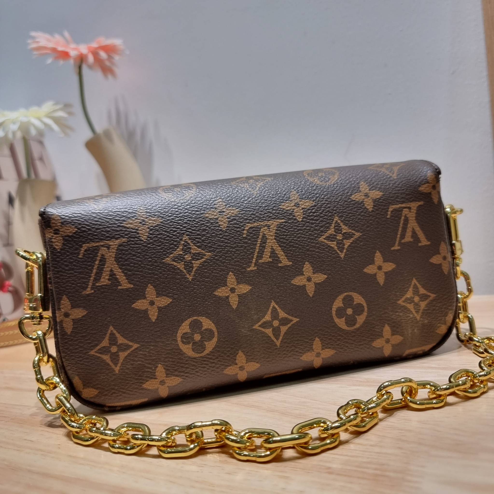 LV IVY WALLET ON CHAIN กระเป๋าสะพายกึ่งกระเป๋าสตางค์ รุ่นยอดนิยม สุดคุ้มด้วยลูกเล่นที่หลากหลาย สายสะพาย 2 เส้น สะพายไหล่และสะพายข้าง