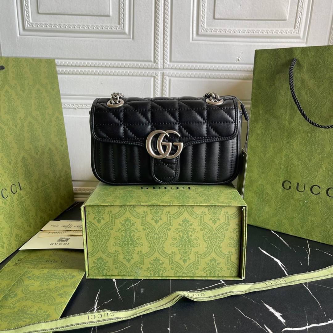 หนังแท้ 26cm GUCCI GG Marmont leather shoulder bag แบบใหม่ล่าสุด ราคานี้หนังแท้คือคุ้มมากเลยค่าสาวๆ ต้องจัดแล้วน้าา ยกระดับความหรูให้กับตัวเองกันหน่อย ด้วยกระเป๋ารุ่นนี้!! ครอสบอดี้ที่ดีไซน์หรู อัพเลเวล ในราคาที่จับต้องได้ พร้อมเสิร์ฟความสวยตรงถึงบ้านแล้ว