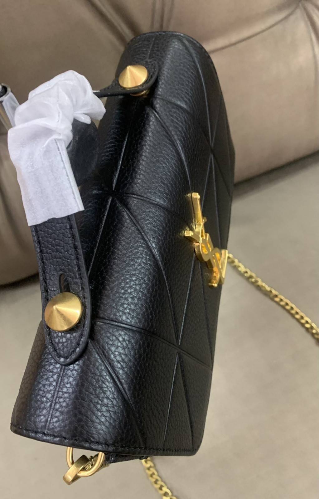 SAINT LAURENT YSL BAG VIP GIFT WITH PURCHASE (GWP) พรีเมี่ยมกิ้ฟ Limited Edition จาก YSL DUTY FREE COUNTER วัสดุหนังแกะหนังเคราะห์ ตกแต่งลวยลายตาราง ปักหมุดตรงหูหิ้ว ด้านหน้าประดับโลโก้แบรนด์YSL ขนาดกระทัดรัด หนังเงาสวย อะไหล่ทองทั้งใบ มาพร้อมสายสะพายยาวส