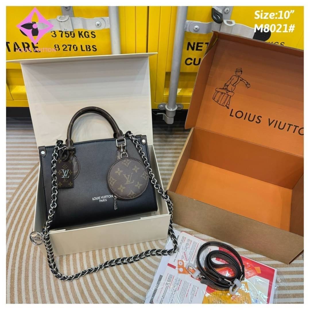 LV Onthego Leather Tote Bag กระเป๋าทรงโท้ทดีไซน์ใหม่ สีดำสุดคลาสสิก พร้อมสายสะพายโซ่ร้อยหนังสีดำเข้าเซ็ทและใบลูกลายโมโนแกรมตัดสีกันได้อย่างลงตัว ตอบโจทย์ได้ทุกลุค ทุกสไตล์