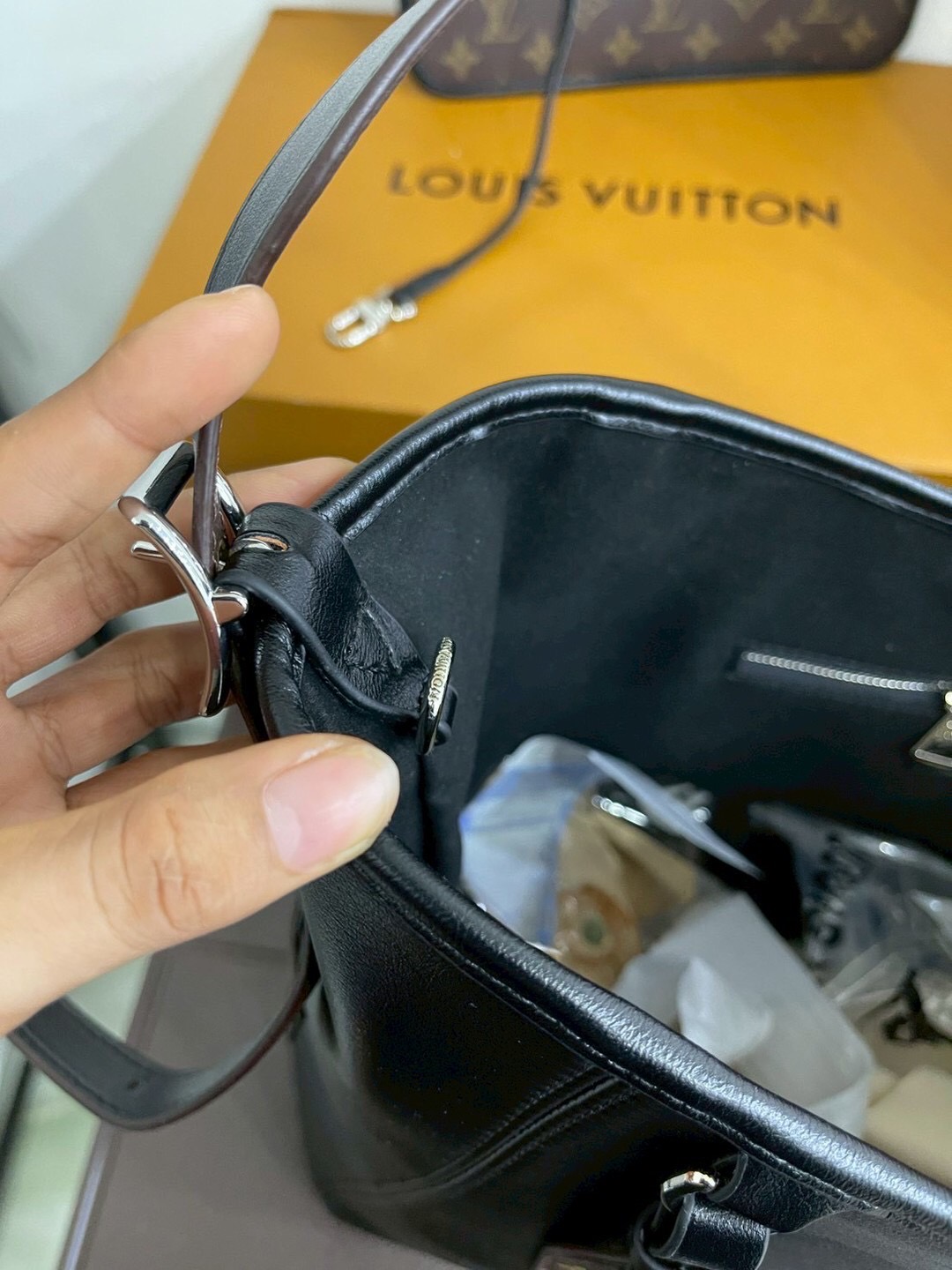 LV CarryAll Vibe MM ใหม่ล่าสุด กระเป๋าสะพายทรงโท้ทใบใหญ่ สวยหรูดีไซน์เรียบง่ายคลาสสิค ดูผู้ดี มาพร้อมใบลูกลายโมโนแกรมสุดไอคอนิก รูปทรงสวยตลอดกาล ใช้ได้กับทุกลุค ทุกโอกาส ภายในโล่งกว้างมาก ใส่ของสำคัญได้ครบแน่นอนจ้า