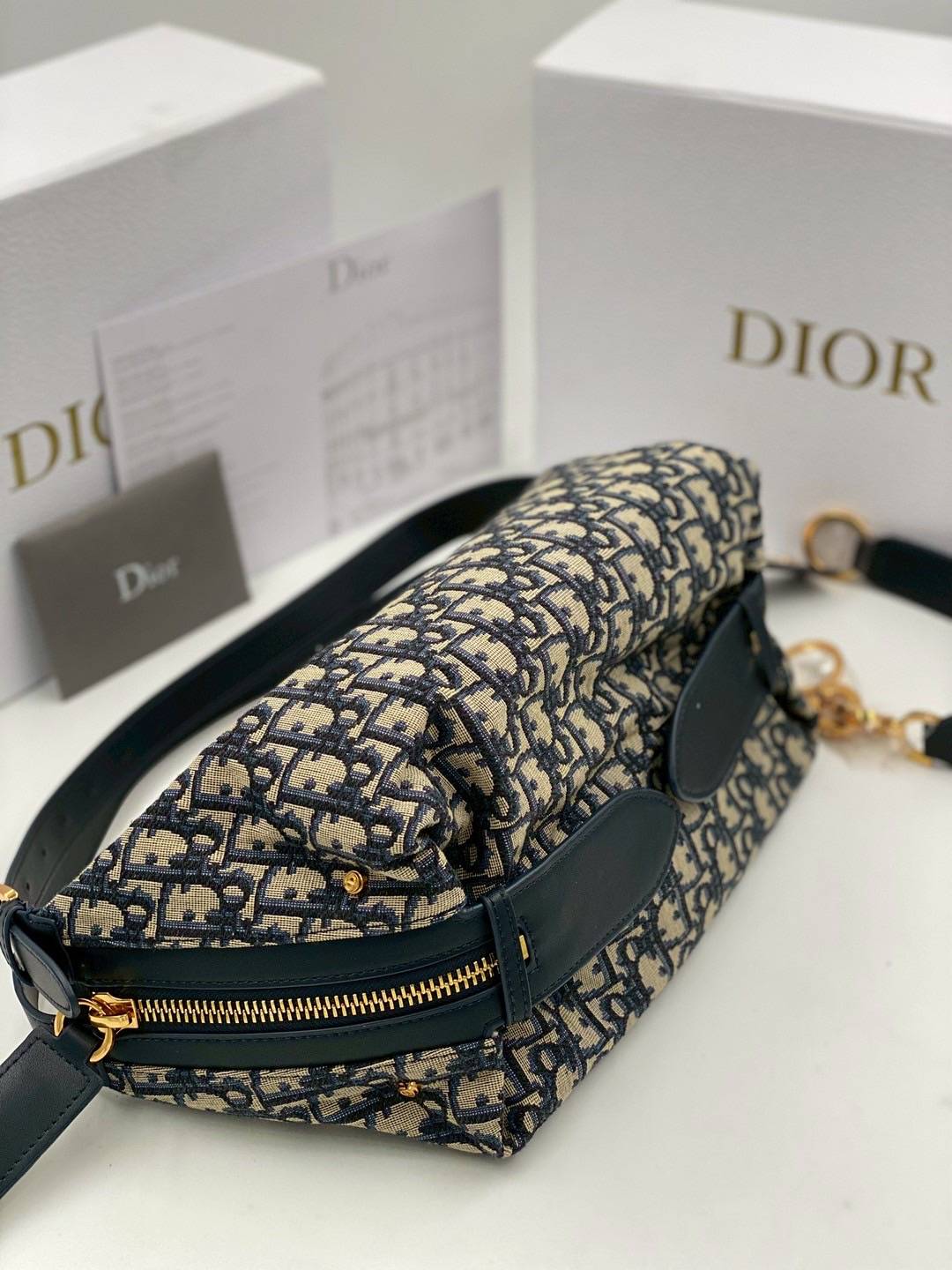 ORI หนังแท้ | DIOR Medium D-Journey Bag Blue Dior Oblique Jacquard กระเป๋าสะพายโฮโบทรงสวย รุ่นใหม่ล่าสุด ดีไซน์เรียบหรูลัคชูที่สุด มาพร้อมสายสะพาย2เส้นคู่แบบใหม่สุดเก๋ เป็นไอเท็มที่ควรมีไว้ติดบ้านอีกใบเลยน้า