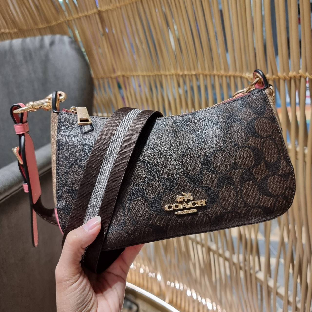 COACH C7264 C6823 C6817 JES BAGUETTE IN SIGNATURE CANVAS คอลเลคชั่นใหม่ล่าสุด พร้อมเสิร์ฟความสวยถึงบ้านเช่นเคย!! กระเป๋าสะพายทรงบาแกตต์ ดีไซน์ย้อนยุค ที่แอบแฝงความเรียบหรูดูแพงอยู่ในตัว โดดเด่นด้วยสายสะพายเส้นใหญ่ โทนสีคอนทราส ทำให้ไอเท็มนี้ดูมีลูกเล่นมาก