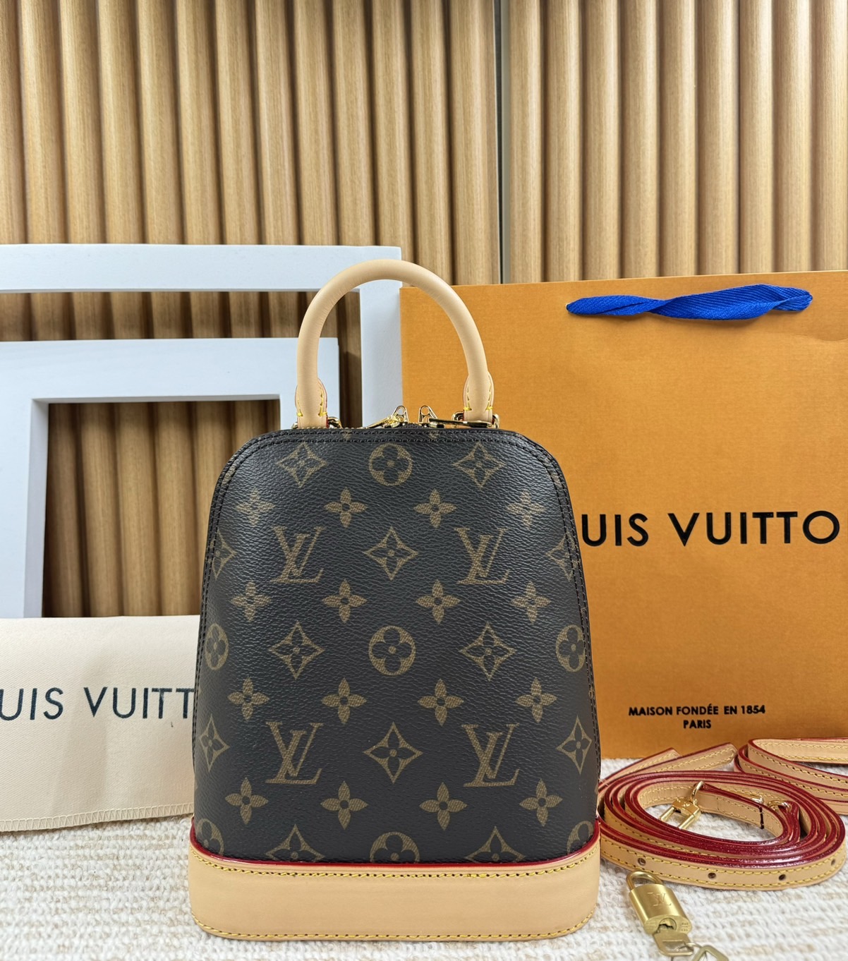 LV Alma Backpack Monogram Canvas กระเป๋าสะพายเป้ลายโมโนแกรม เกรดออริ 1:1