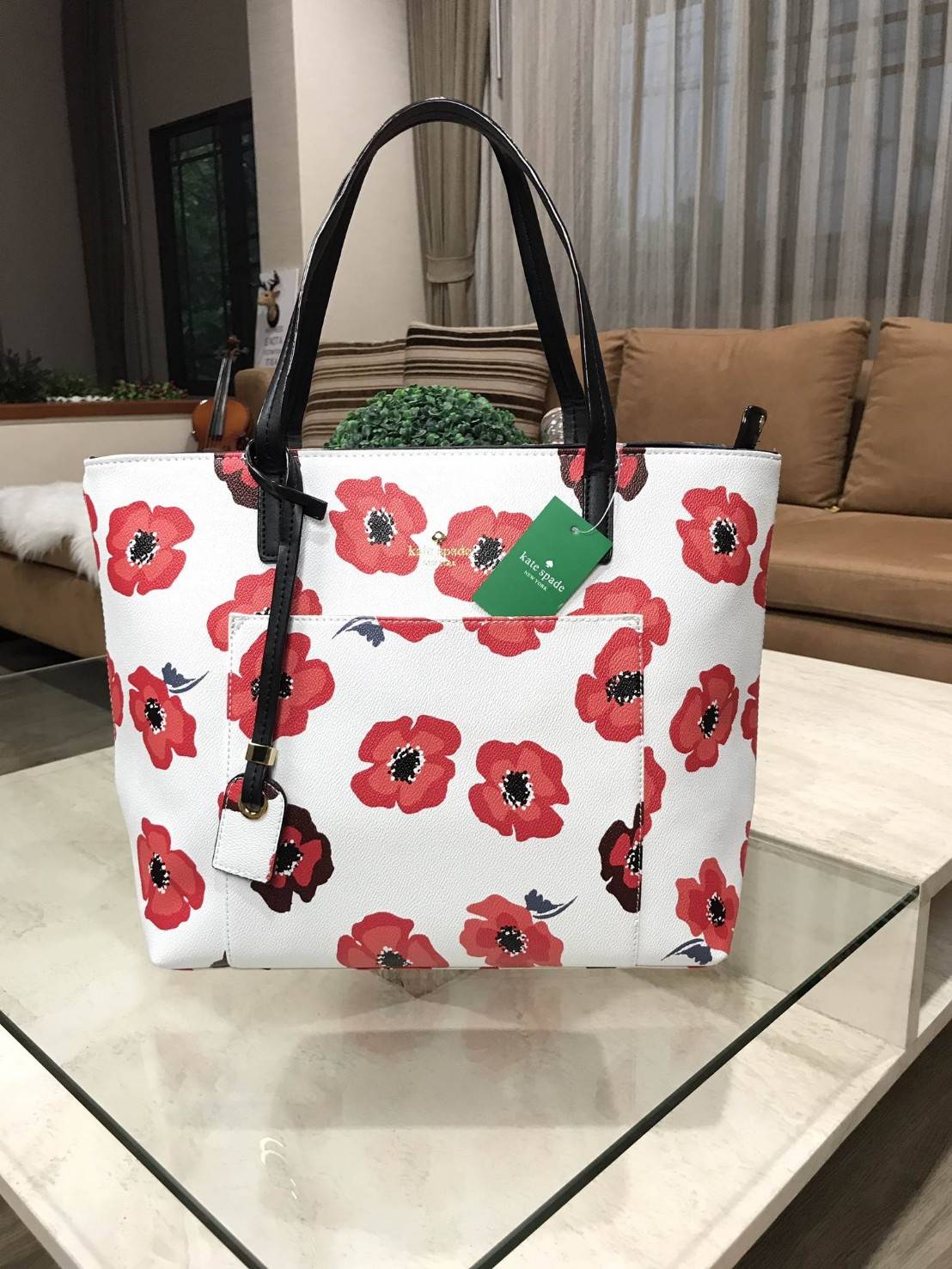 KATE SPADE New York Hyde Lane Poppies Riley Rose Tote Bag กระเป๋าสะพายทรง Tote Bag หนังสวยอยู่ทรงคอลเลคชั่น ดอก Poppies ห้อย TAG ที่หูกระเป๋าด้านหน้าประดับโลโก้ มีช่อง หน้าใส่ของได้ ภายในมีช่องซิป และช่องใส่มือถือ กว้างและจุ ใส่ ipad, notebook, เอกสาร A4 