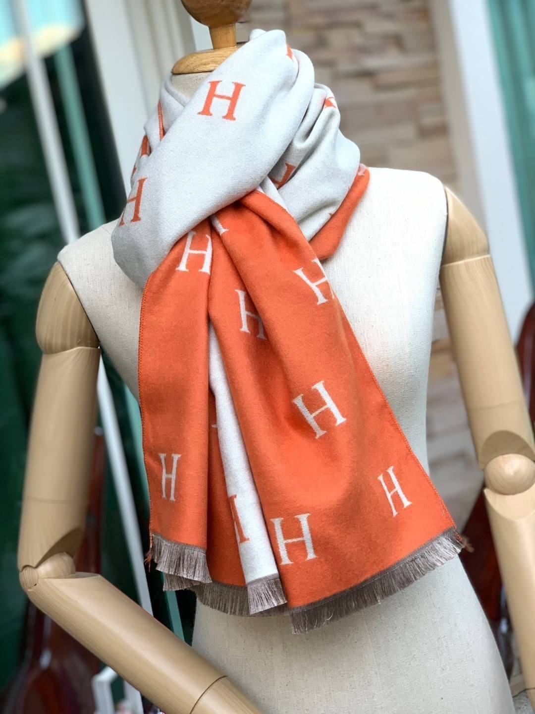 Hermes Women’s Scarves Accessories Scarf อีกหนึ่งแบรนด์ดังจากปารีส ด้วยงานพรีเมี่ยมกิ้ฟ ส่งมอบความรู้สึกดีๆให้กับคนที่คุณรัก ในรูปแบบผ้าพันคอและผ้าคุมไหล่ผืนใหญ่ให้ความอบอุ่น ถักทอด้วยผ้าcashmere ผ้าเนื้อดี สัมผัสนุ่มมือ ทอลายในตัว สีและลายคมชัด เหมาะสำหร
