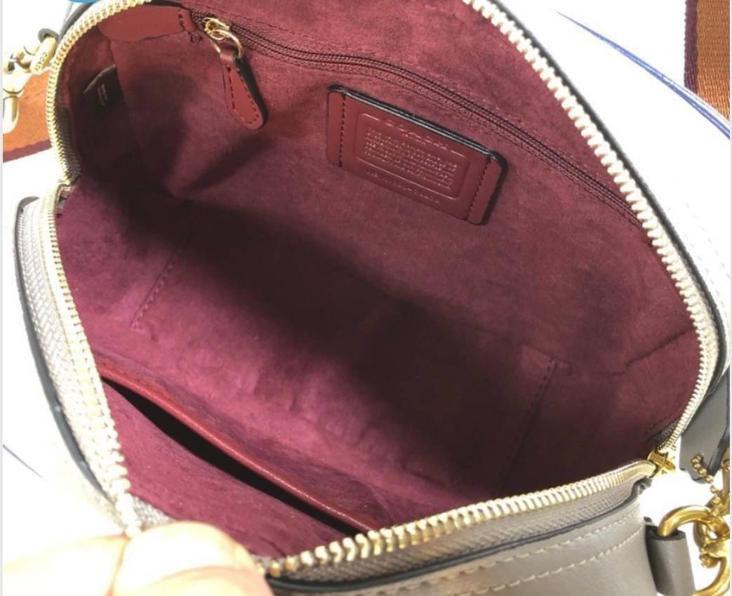 OUTLET 】COACH Camera Bag In Colorblock With Coach Patch (COACH F79278) 🍁หายากมากๆแล้วรุ่นนี้**จะถือ หรือสะพาย ได้ตามใจสั่ง //วัสดุหนังแท้เต็มใบ คุณภาพหนังดีมากๆ ปักโลโกตัวC ด้านหน้า ดูดีแบบไม่ซ้ำใคร //มาพร้อมสายสะพาย 2 สาย >>สายหนัง และสายสป