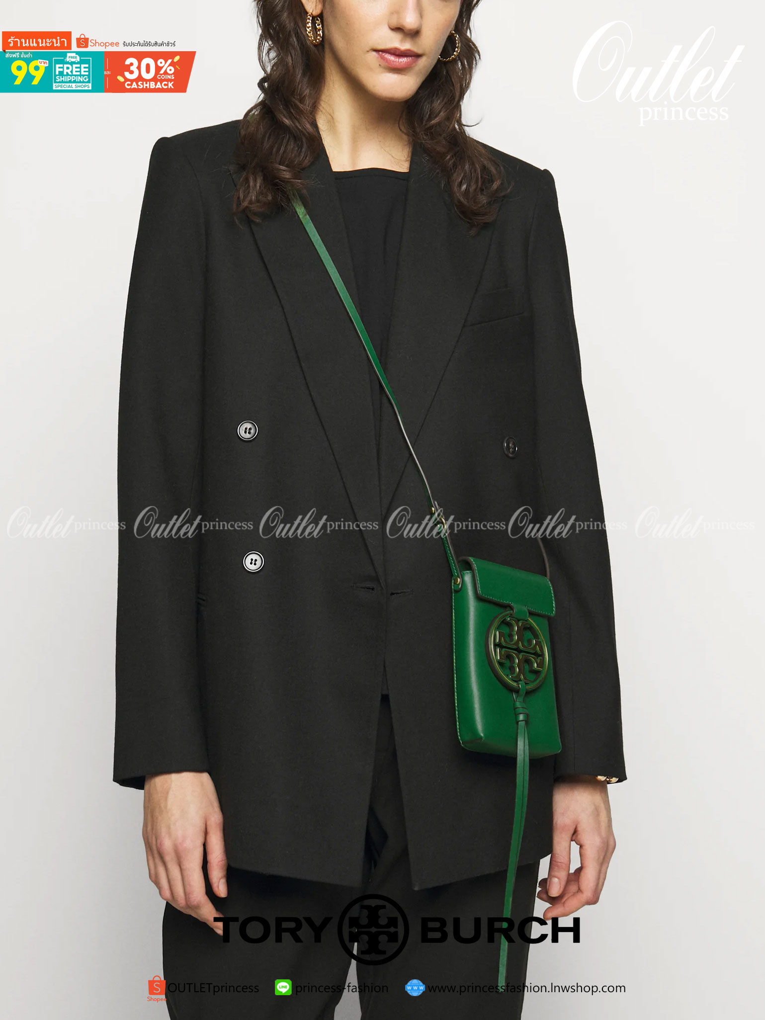 TORY BURCH MILLER METAL PHONE CROSSBODY อีกหนึ่งกระเป๋าใส่มือถือรุ่นฮิตที่เชื่อว่าหลาย ๆ คนต้องเคยเห็นผ่าน ๆ ตามาอย่างแน่นอน กับแบรนด์ Tory Burch ดีไซน์กระเป๋าทรงฝาพับแม่เหล็กใช้งานง่าย มาพร้อมดีเทล Logo แบรนด์โดดเด่นสีทองตัดกับหนังแกะสีดำ ดูหรูดูแพง! แต่