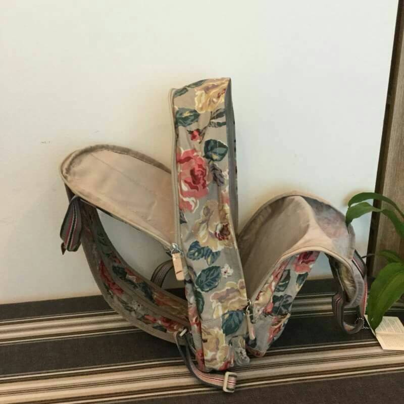 Cath Kidston Backpack Bag กระเป๋าสะพายสไตล์ vintage เป็นอีกรุ่นที่สาวๆ ถามถึงเยอะค่ะ วัสดุเป็น Canvas เคลือบ PVC กันน้ำ ทำความสะอาดง่าย น้ำหนักเบา เปิดปิดด้วยซิปรอบสะดวกใช้ ด้านหน้าประดับโลโก้ Cath Kidston พร้อมช่องซิปเล็กด้านนอกใส่กระเป๋าสตางค์ มือถือได้